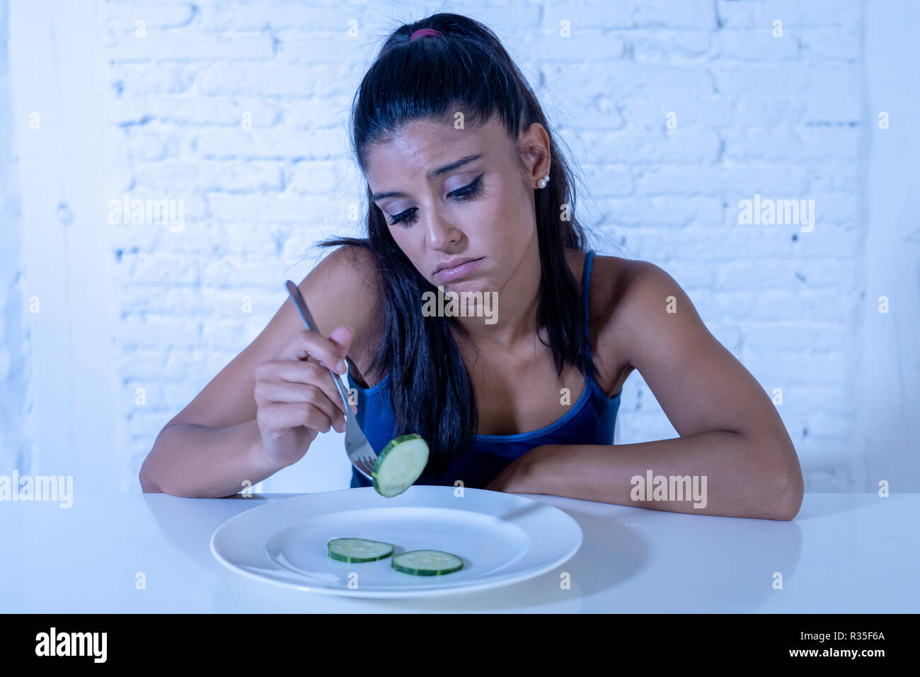 Portrait de jeune femme séduisante se sentir triste et ennuyé avec le régime ne veulent pas manger de légumes ou de suivre un régime alimentaire sain dans les troubles de l'alimentation et Weig Banque D'Images