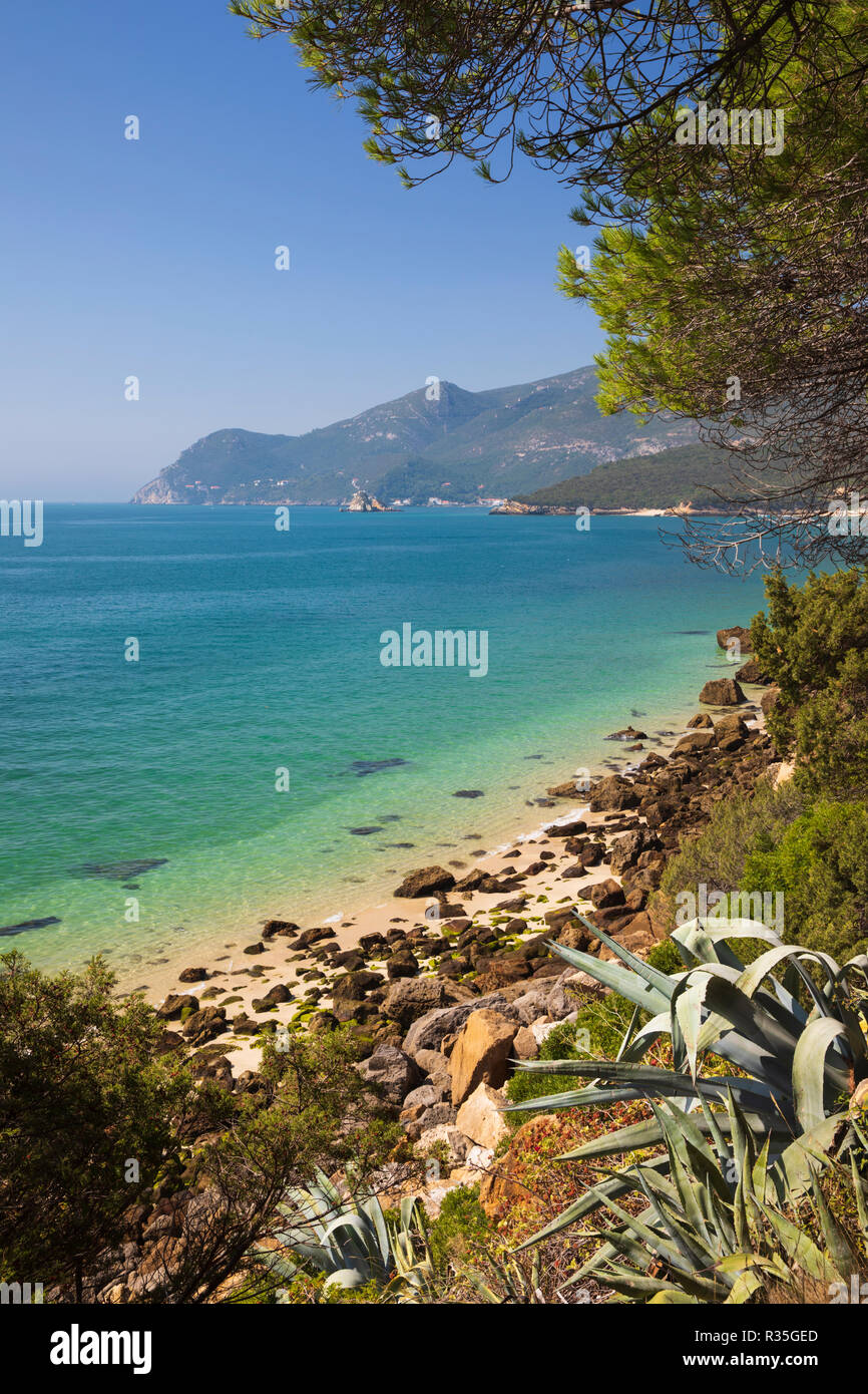 Vue sur la plage en été Galapos matin soleil, Portinho da Arrábida, Parque Natural da Arrábida, district de Setubal, région de Lisbonne, Portugal Banque D'Images