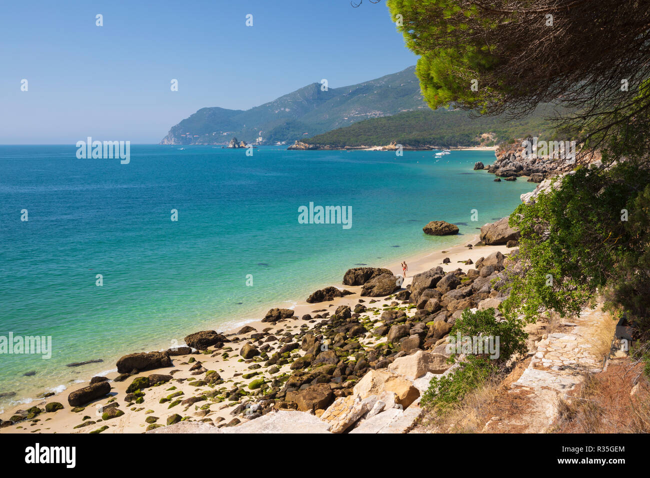 Vue sur la plage en été Galapos matin soleil, Portinho da Arrábida, Parque Natural da Arrábida, district de Setubal, région de Lisbonne, Portugal Banque D'Images