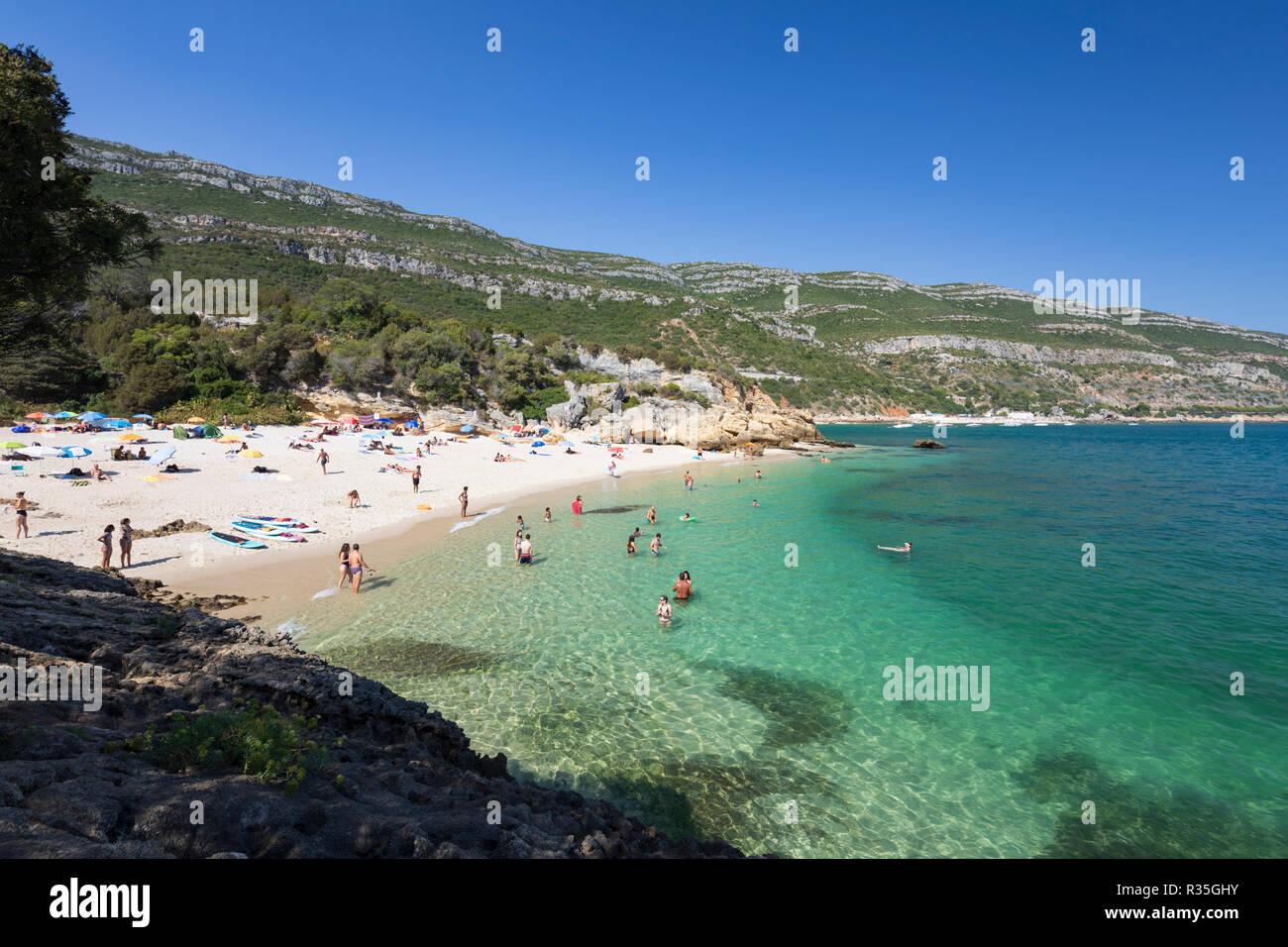 Praia dos Coelhos sur l'après-midi d'été, Portinho da Arrábida, Parque Natural da Arrábida, district de Setubal, région de Lisbonne, Portugal, Europe Banque D'Images