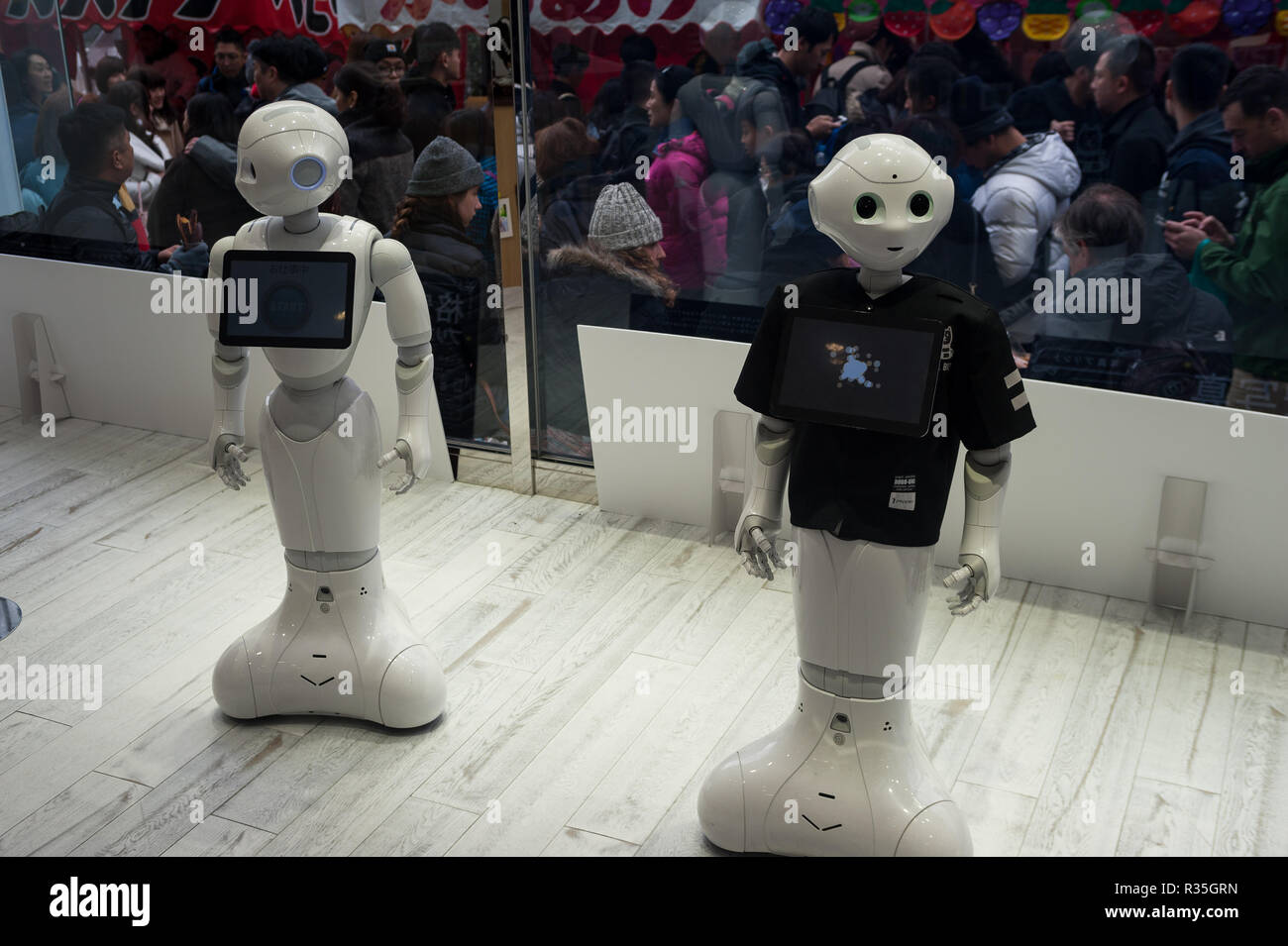 31.12.2017, Tokyo, Japon, Asie - deux robots humanoïdes semi-Poivre de la série sont vus dans une vitrine dans le quartier de Shibuya. Banque D'Images