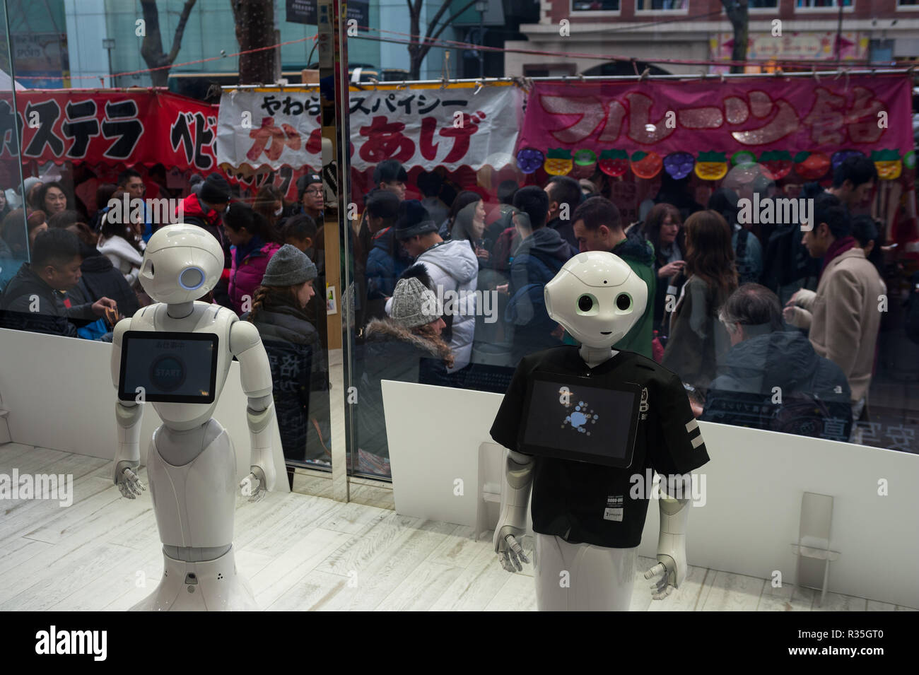 31.12.2017, Tokyo, Japon, Asie - deux robots humanoïdes semi-Poivre de la série sont vus dans une vitrine dans le quartier de Shibuya. Banque D'Images