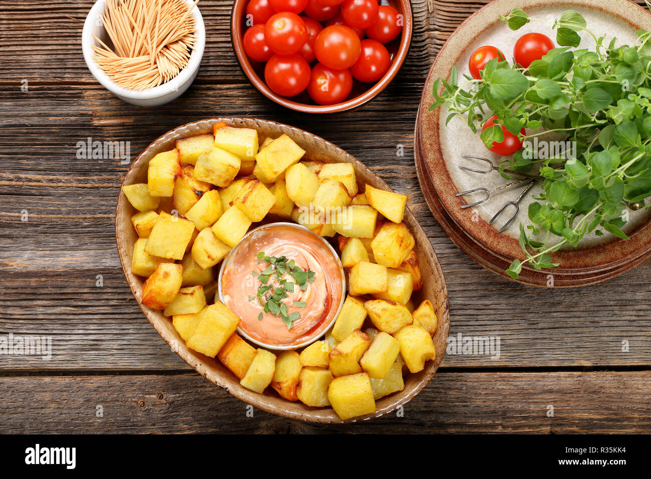 Patatas bravas pommes traditionnel espagnol tapas snack Banque D'Images