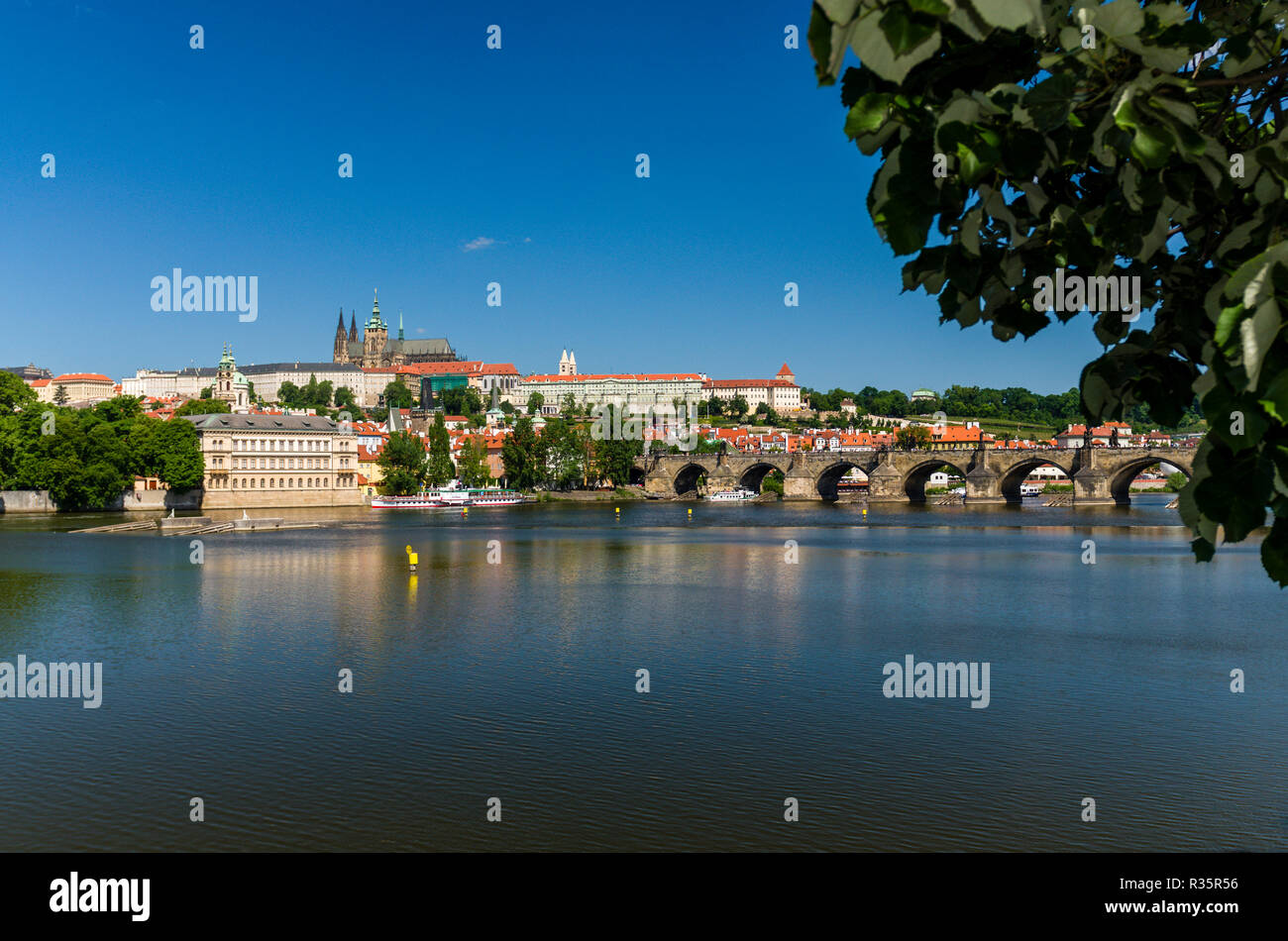 L' 'Hradčany, le quartier du château, est entourant le Château de Prague. Le 'pont', la plupart Karlův Pont Charles, traversant la rivière Vltava' ' Banque D'Images