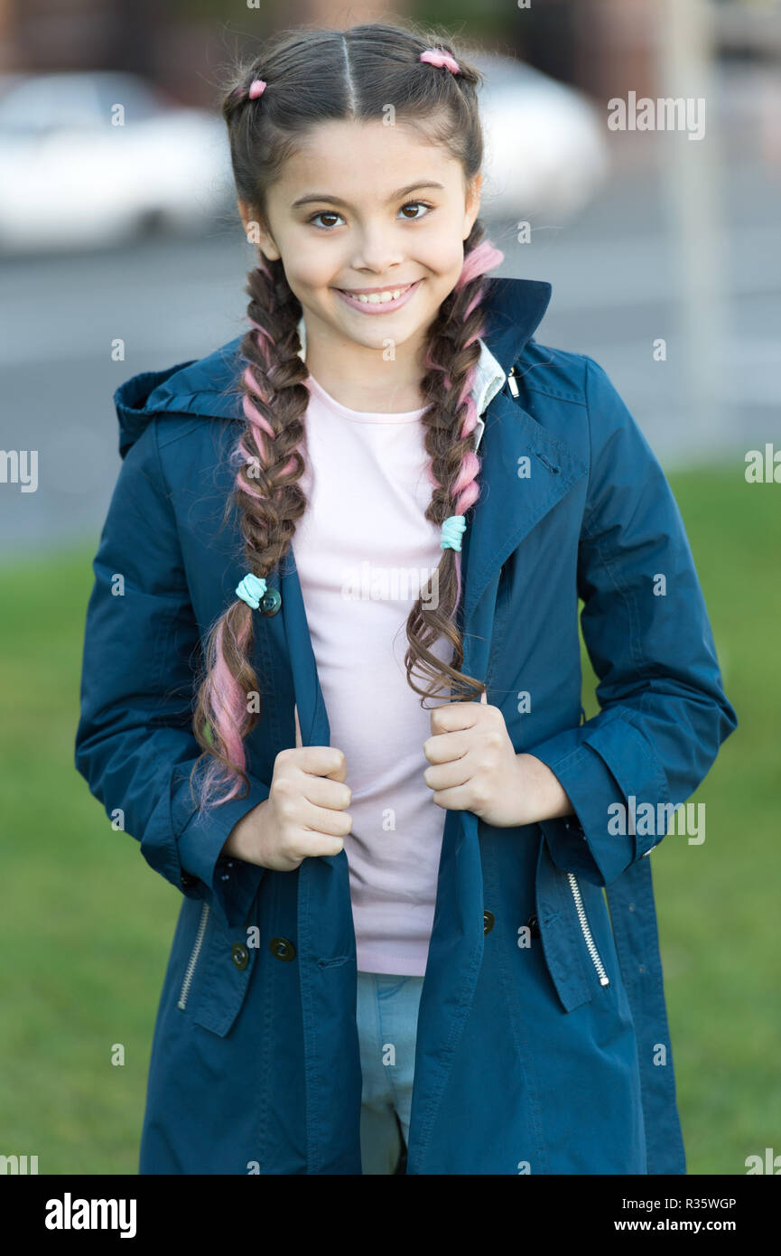 Fille Aux Cheveux Tresses En Style Avec Kanekalon Rose Ajouter Des Details Petite Fille Aux Tresses Mignon Pelage Fonce Nature Fond D Usure Kanekalon Strand En Tresses De Cute Child Coiffure Moderne Concept