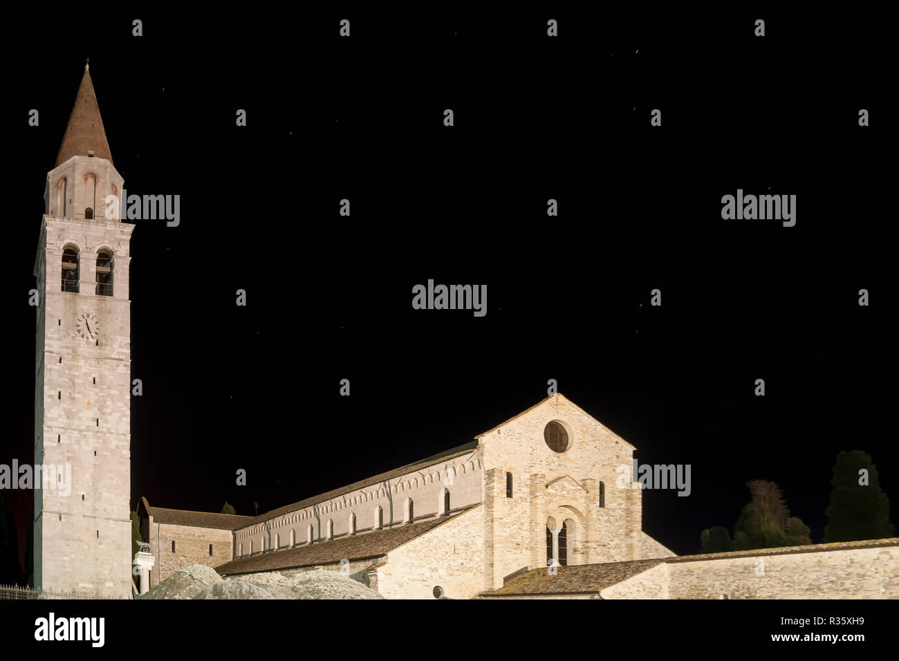 Belle vue de la nuit de la Basilique de Santa Maria Assunta d'Aquilée, Udine, Frioul-Vénétie Julienne, Italie Banque D'Images