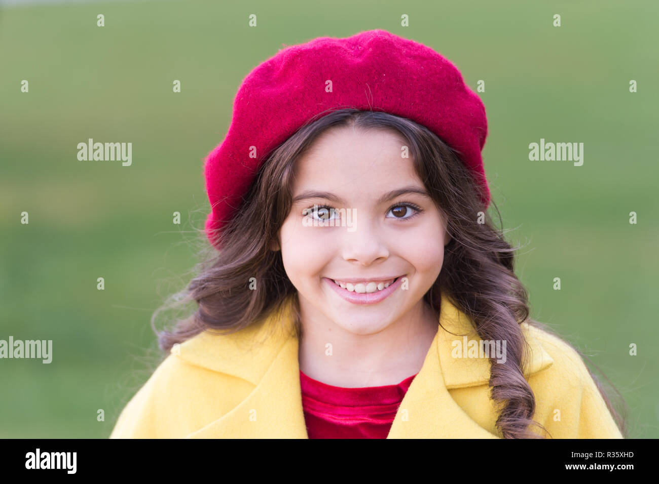 Kid girl bright hat beret de long cheveux bouclés. Automne hat accessoire  de mode. Tendance française saison d'automne. Charmante jeune fille à la  mode française. Concept de la mode d'automne. Accessoire chapeau