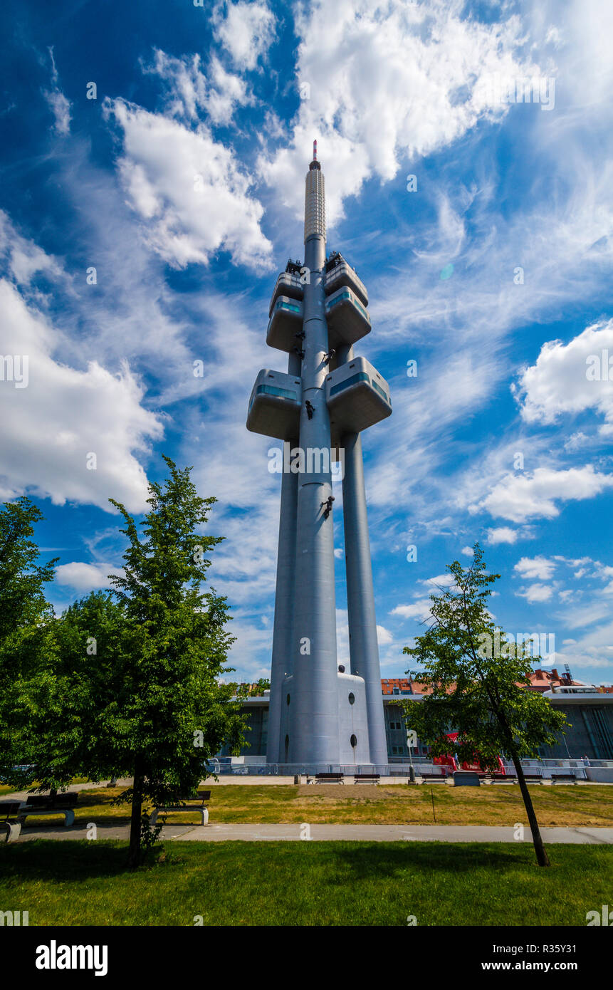 La tour de télévision de Žižkov à Prague est un exemple de l'architecture high-tech Banque D'Images
