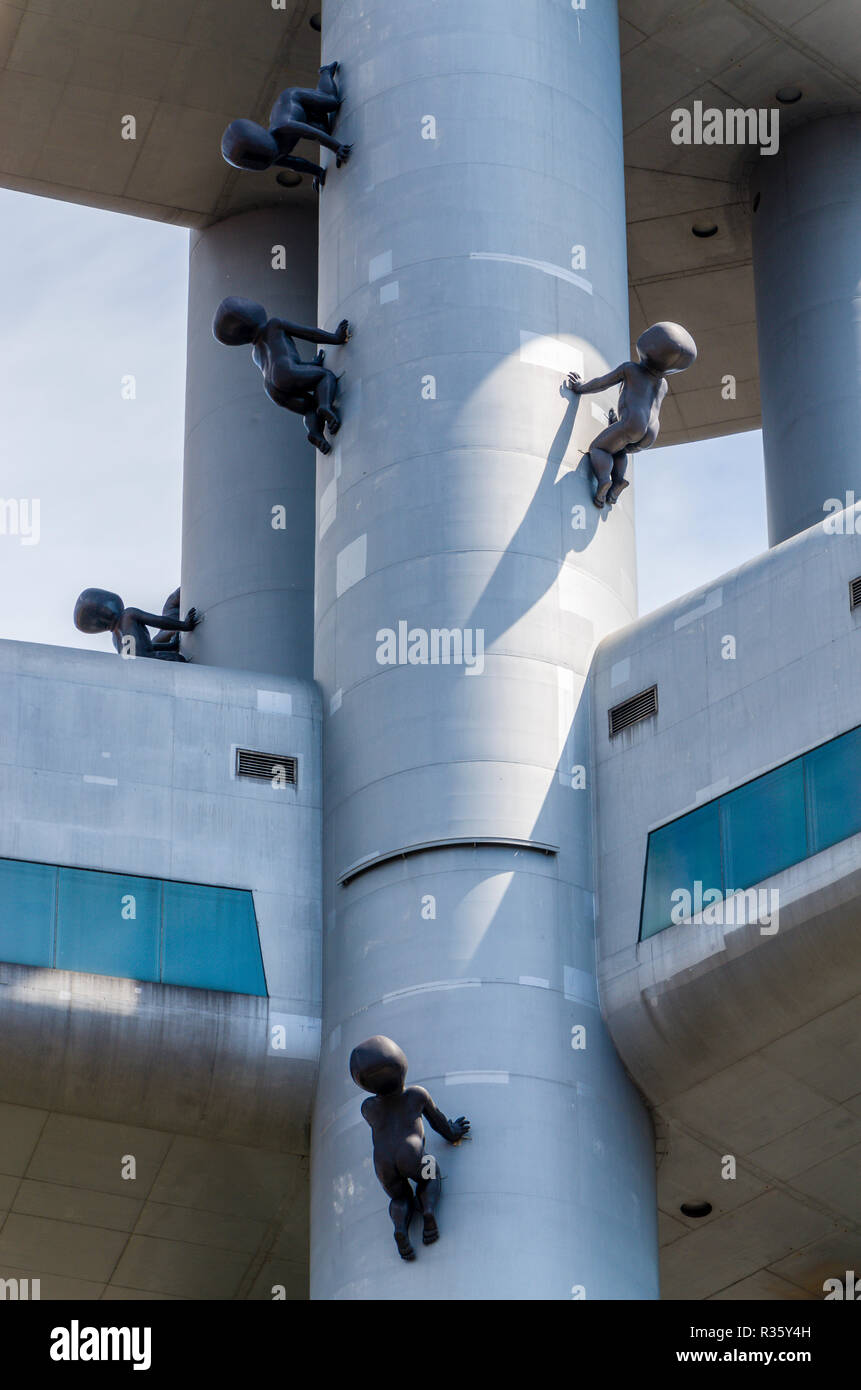 La tour de télévision de Žižkov à Prague est un exemple de l'architecture high-tech. Sculptures de bébés sont attachés aux poteaux Banque D'Images