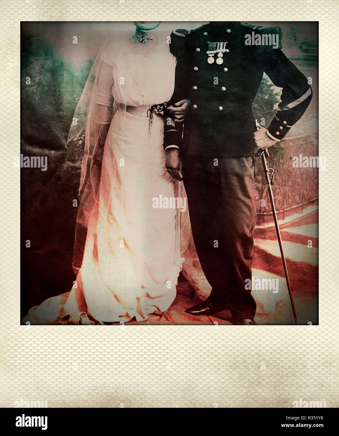 Effet Polaroid photographie d'un groom porter la tenue militaire et son épouse Banque D'Images