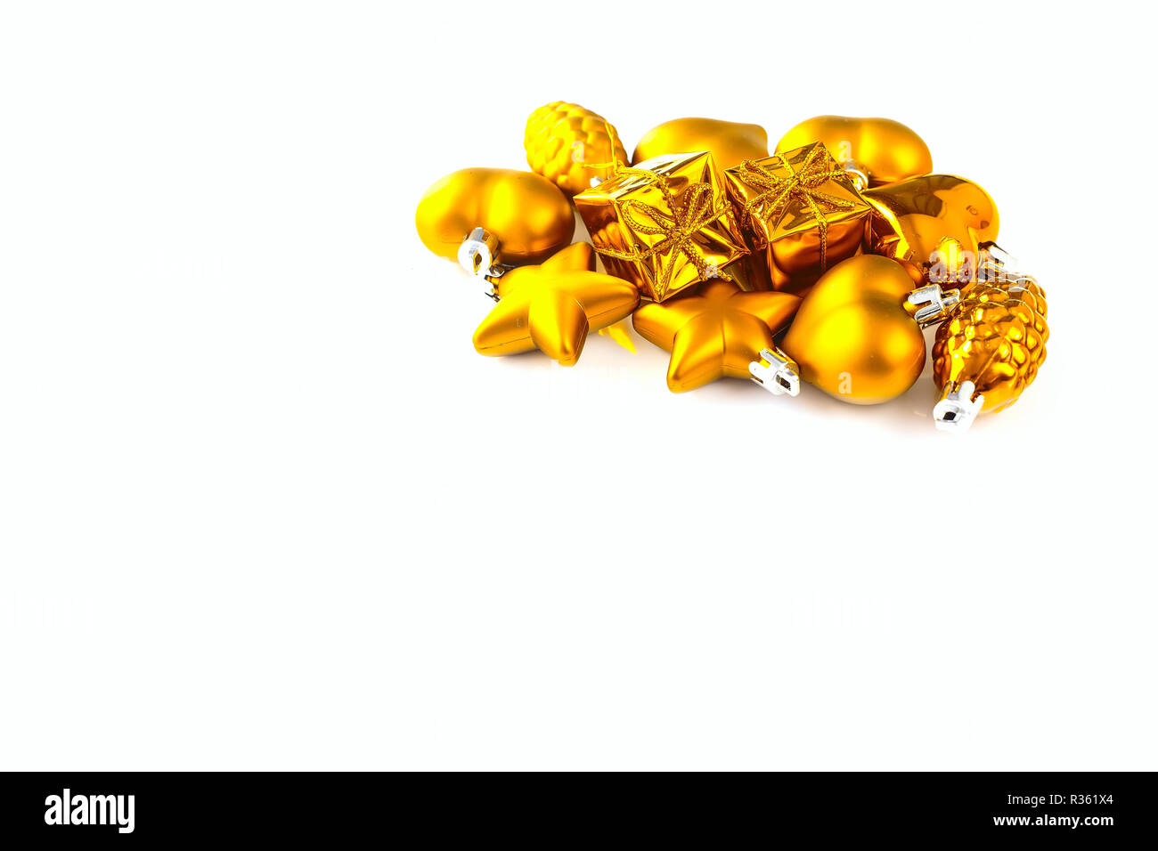 Or de Noël des décorations de Noël, coeur rouge, pomme de pin, boîte-cadeau sur fond blanc avec copyspace Banque D'Images