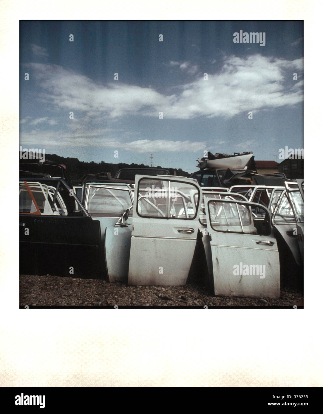 Photographie de portières de voitures dans un parc à ferrailles Banque D'Images