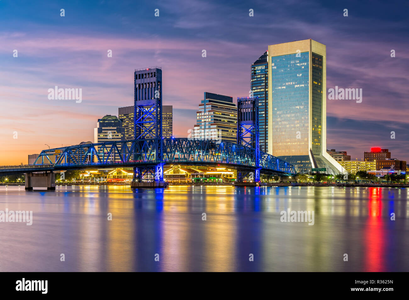Toits de Jacksonville, FL et Main Street Bridge at Dusk Banque D'Images