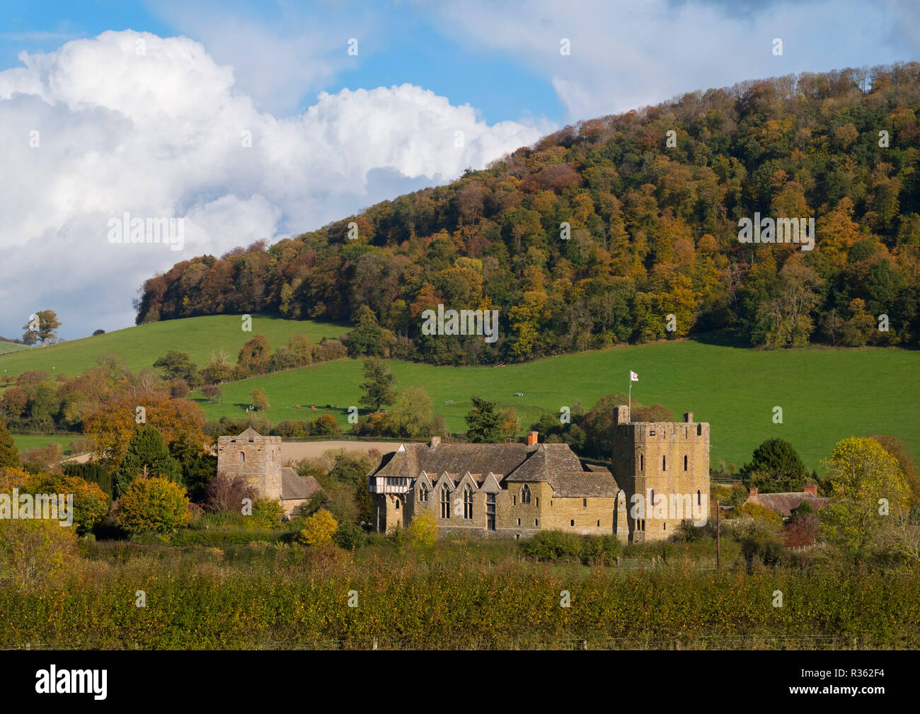 Soleil d'automne sur le château de Stokesay, Shropshire. Banque D'Images