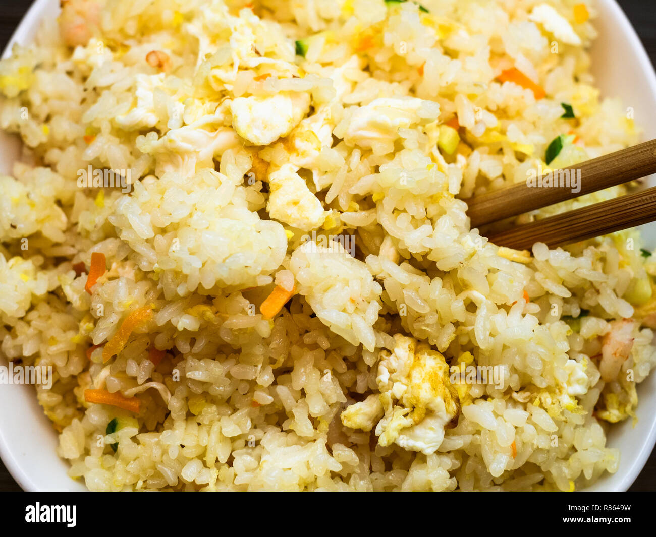 La cuisine chinoise plat - Vue de dessus des crevettes, riz frit avec des légumes et des Œufs (Yangzhou) riz close up Banque D'Images