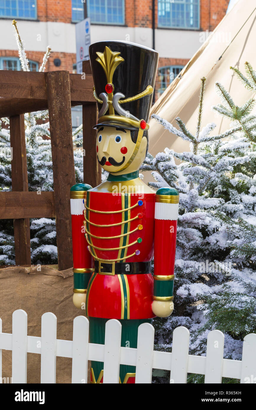 Casse-noisette debout près des arbres de Noël enneigés au marché de Noël victorien de Gloucester Quays, Gloucester, Gloucestershire en novembre Banque D'Images