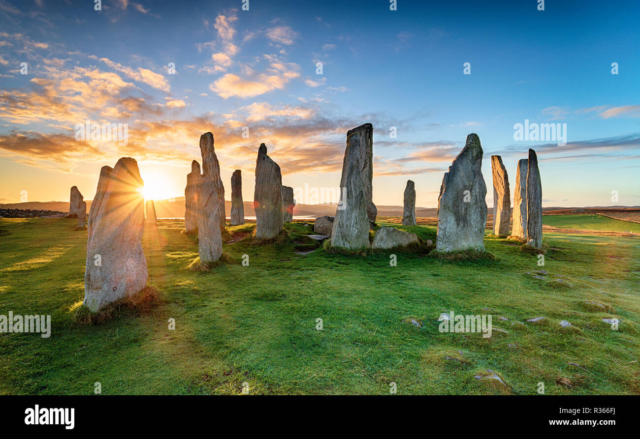 Magnifique coucher de soleil sur le cercle de pierres de Callanish sur l'île de l'Lwais dans les Hébrides extérieures d'Écosse Banque D'Images
