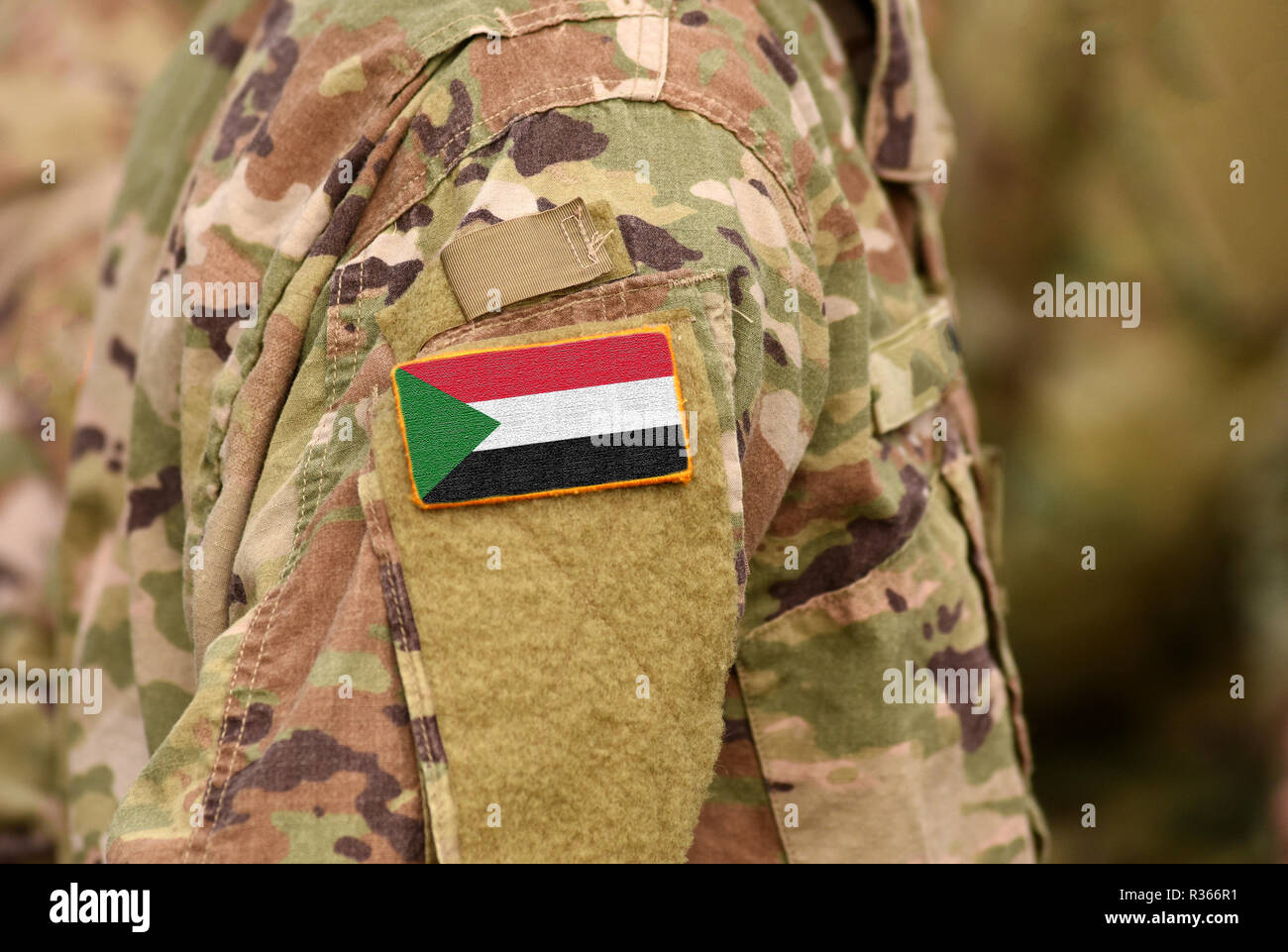 Soudan drapeau sur le bras de soldats. Les troupes du Soudan (collage) Banque D'Images