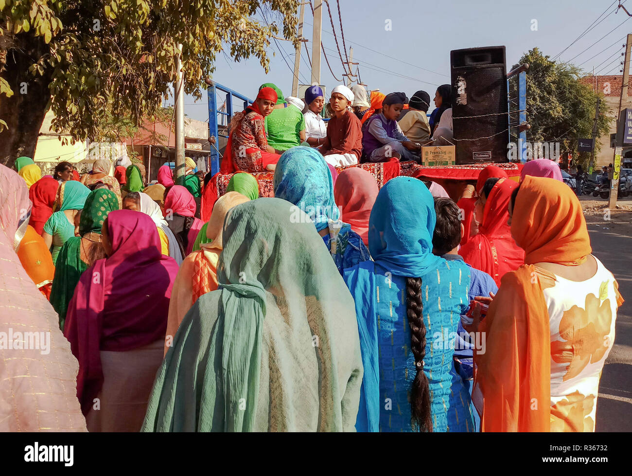 Les dévots sikhs indiens sont vus au cours de la participante Nagar Keertan (Procession sainte) à Chandigarh. Une procession religieuse a eu lieu dans la région de l'anniversaire de la naissance de Guru Nanak Dev, le fondateur de la foi sikh, qui sera célébré dans tout le pays le 23 novembre. Banque D'Images