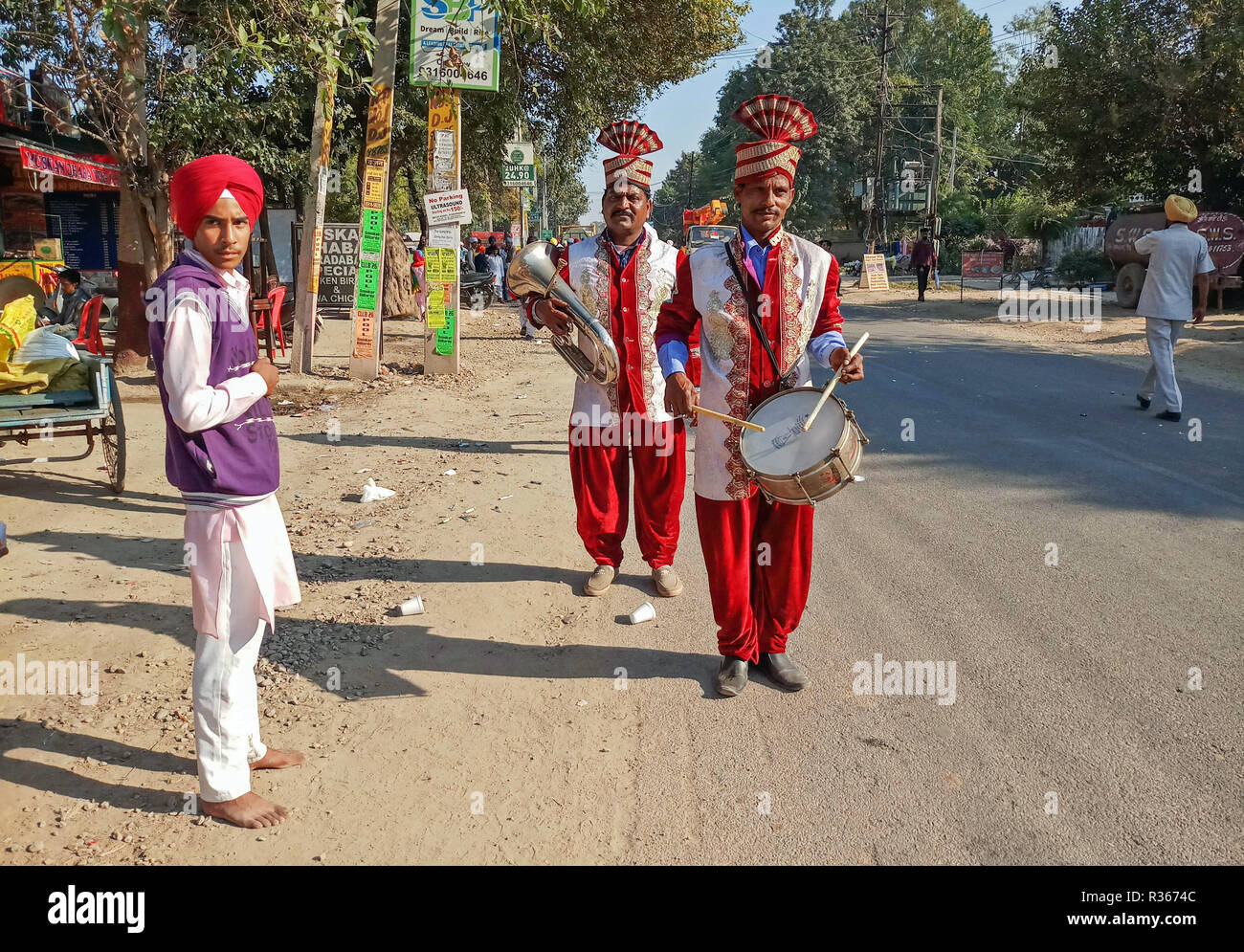 Les musiciens sont vus sikh qui participent au cours de la Procession Sainte (Keertan Nagar) à Chandigarh. Une procession religieuse a eu lieu dans la région de l'anniversaire de la naissance de Guru Nanak Dev, le fondateur de la foi sikh, qui sera célébré dans tout le pays le 23 novembre. Banque D'Images