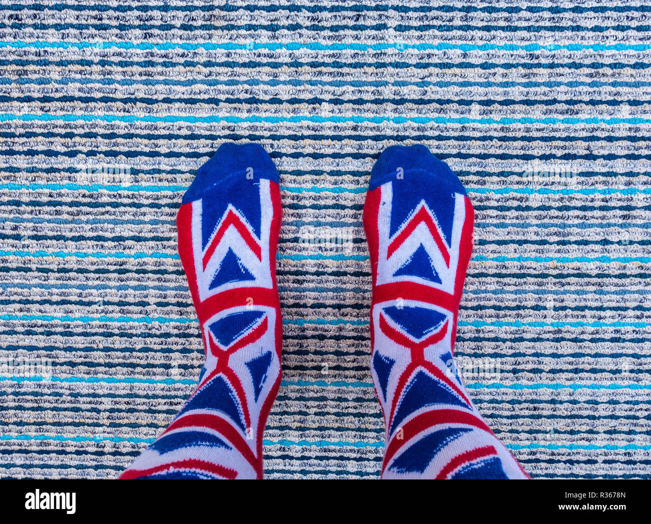 Union Jack chaussettes sur fond de tapis texturés. Banque D'Images