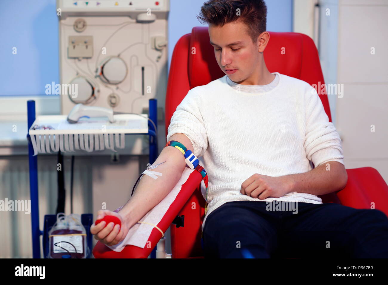 Prise de sang du patient à l'hôpital d'un quartier de transfusion Banque D'Images