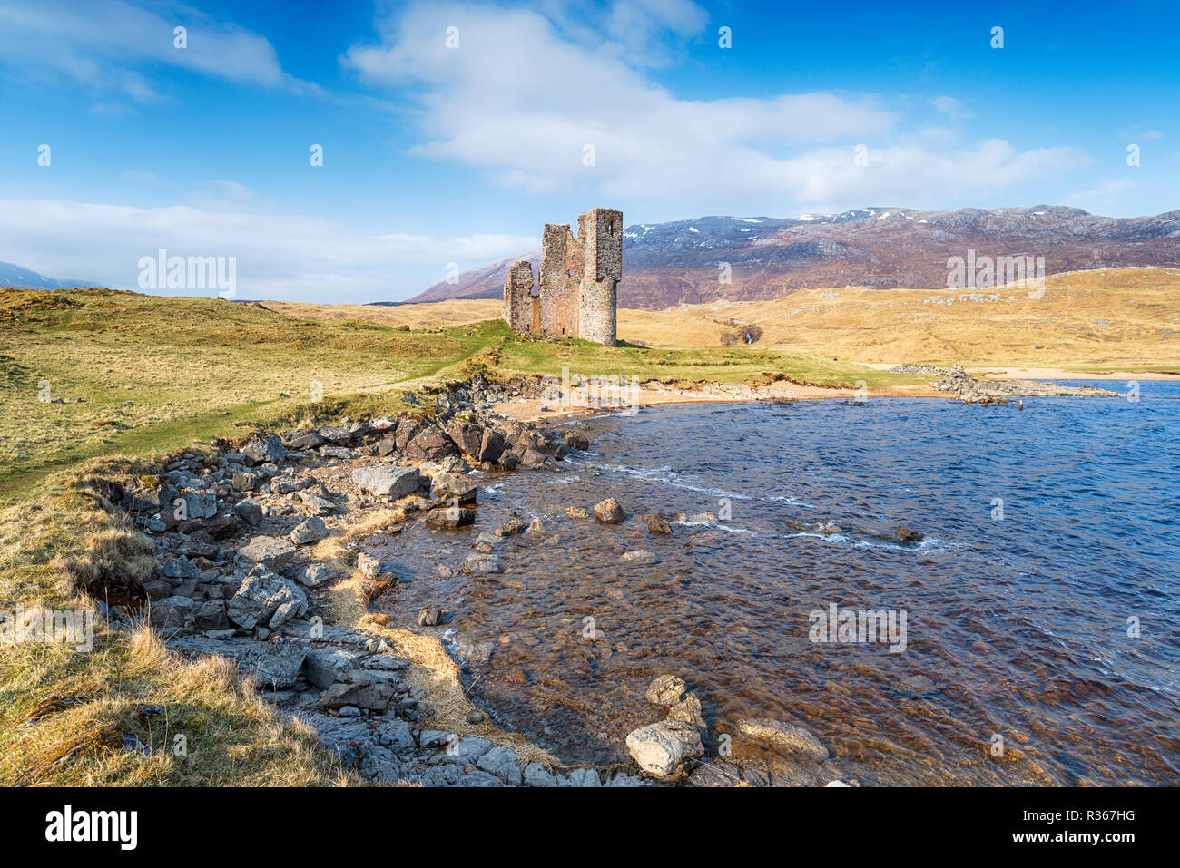 Ciel bleu sur Ardvreck Castle sur le NC500 route touristique dans les montagnes de l'Ecosse Banque D'Images