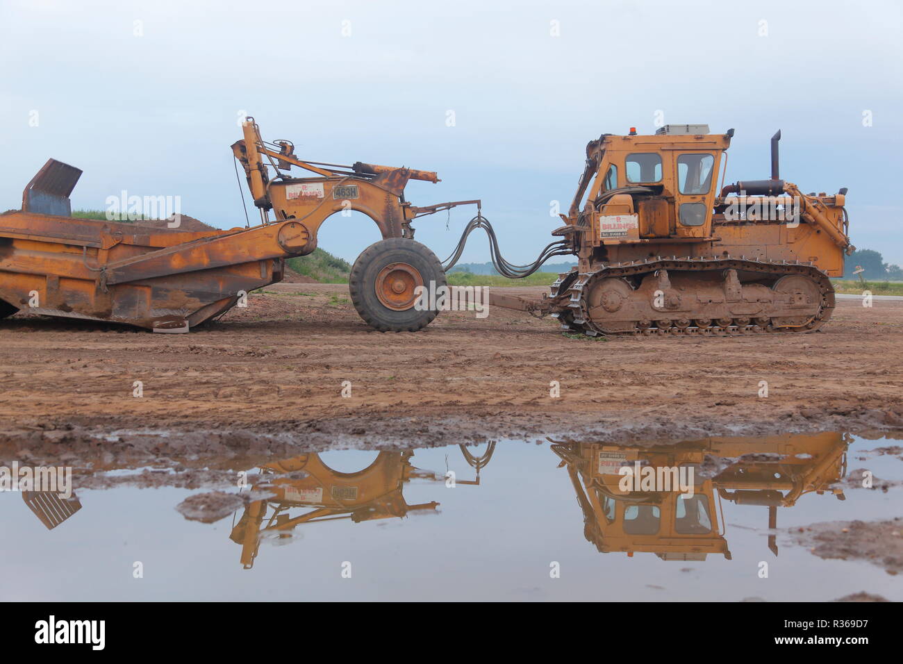 R Les décapeuses automotrices Caterpillar Billings dépose plus de fardeau sur les premières étapes de l'IPORT construction à Doncaster, dans le Yorkshire du Sud Banque D'Images