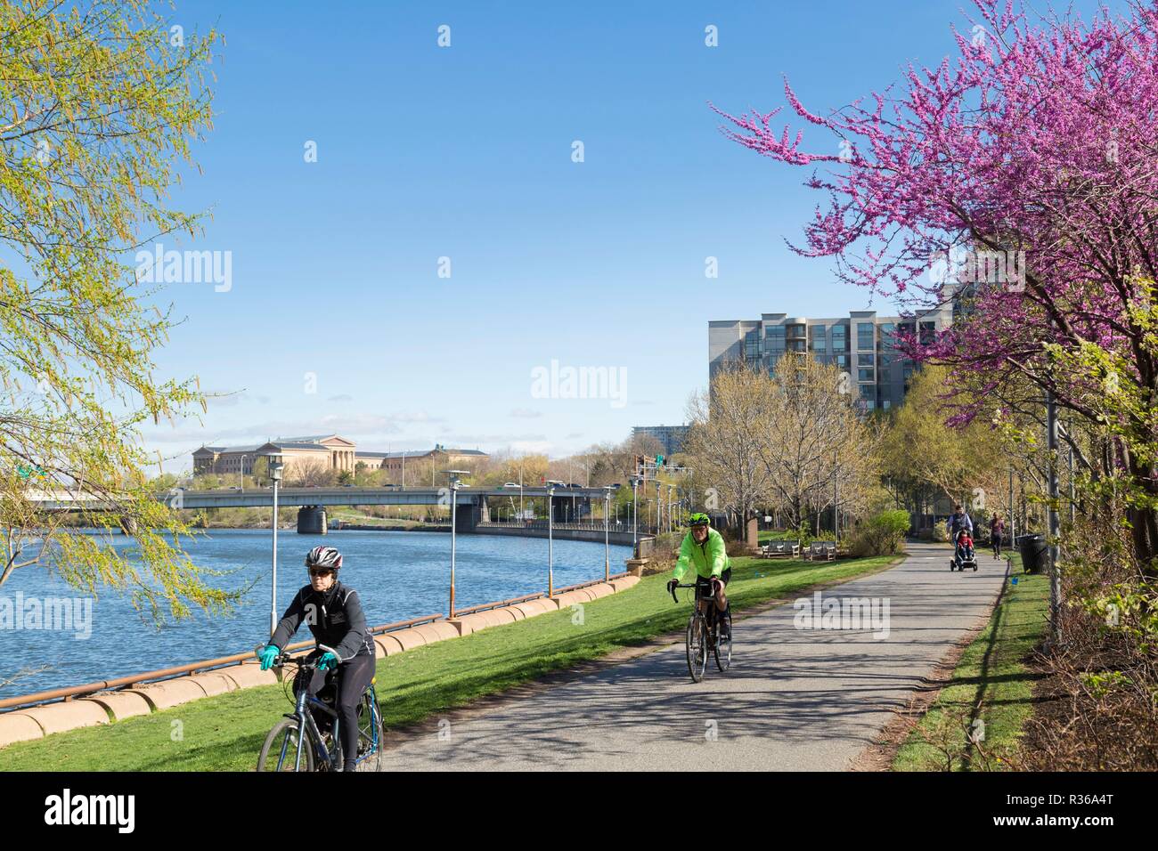 Piste cyclable au printemps avec Philadelphia Museum of Art et Schuylkill River Philadelphia, Pennsylvania, USA Banque D'Images