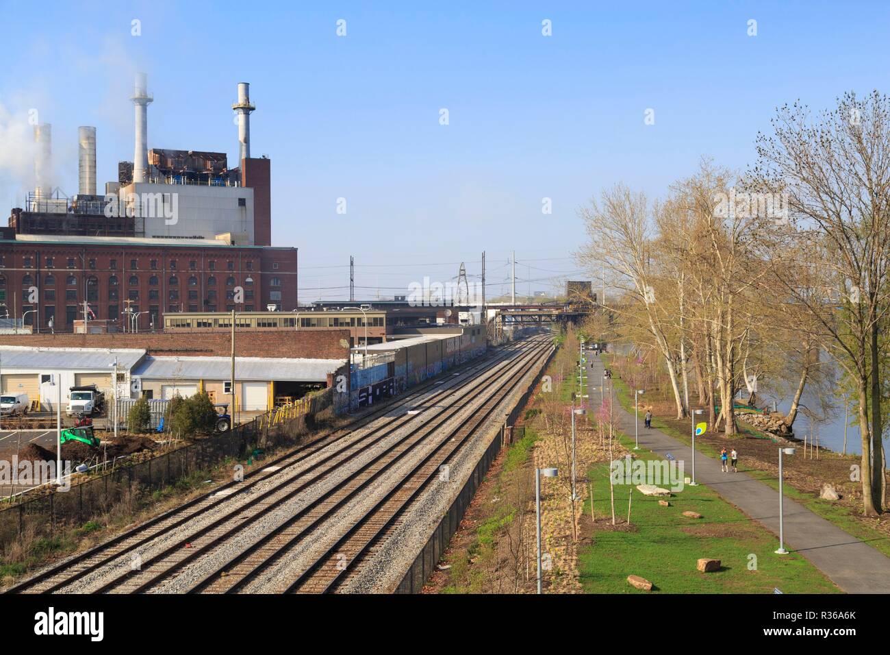 Chemin des loisirs Banques Schuylkill revitalisé en zone industrielle avec Veolia Énergie thermique Usine, Philadelphia, Pennsylvania, USA Banque D'Images