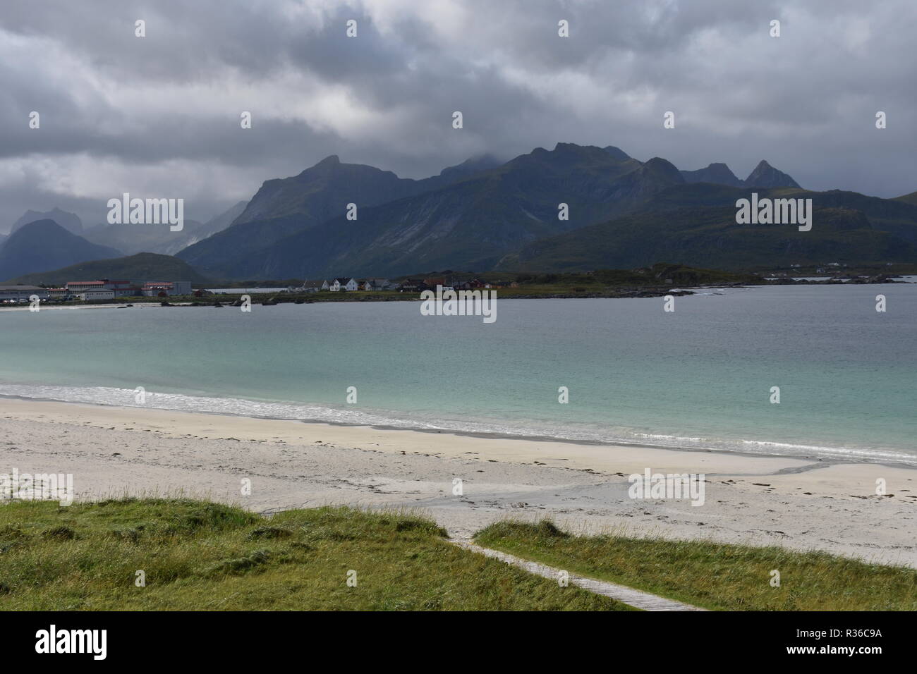 Les Lofoten, Ramberg, Strand, Adria, Steg, Treppe, Gras, Böschung, Wiese, Haus, Dorf, Flakstad, Flakstadøya, Wolken, Sturm, Herbst, Berge, Bucht, Ryt Banque D'Images