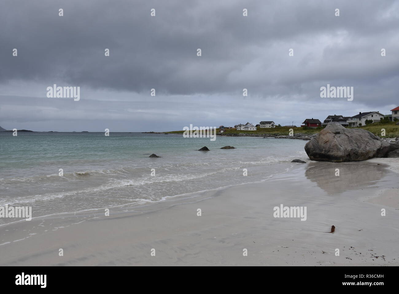 Les Lofoten, Ramberg, Strand, Adria, Steg, Treppe, Gras, Böschung, Wiese, Haus, Dorf, Flakstad, Flakstadøya, Wolken, Sturm, Herbst, Berge, Bucht, Ryt Banque D'Images