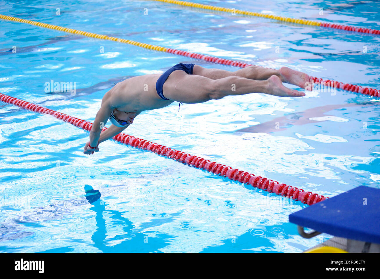 Maillot nageur en sautant dans l'eau d'une piscine. Kiev, Ukraine. 25 octobre 2018 Banque D'Images