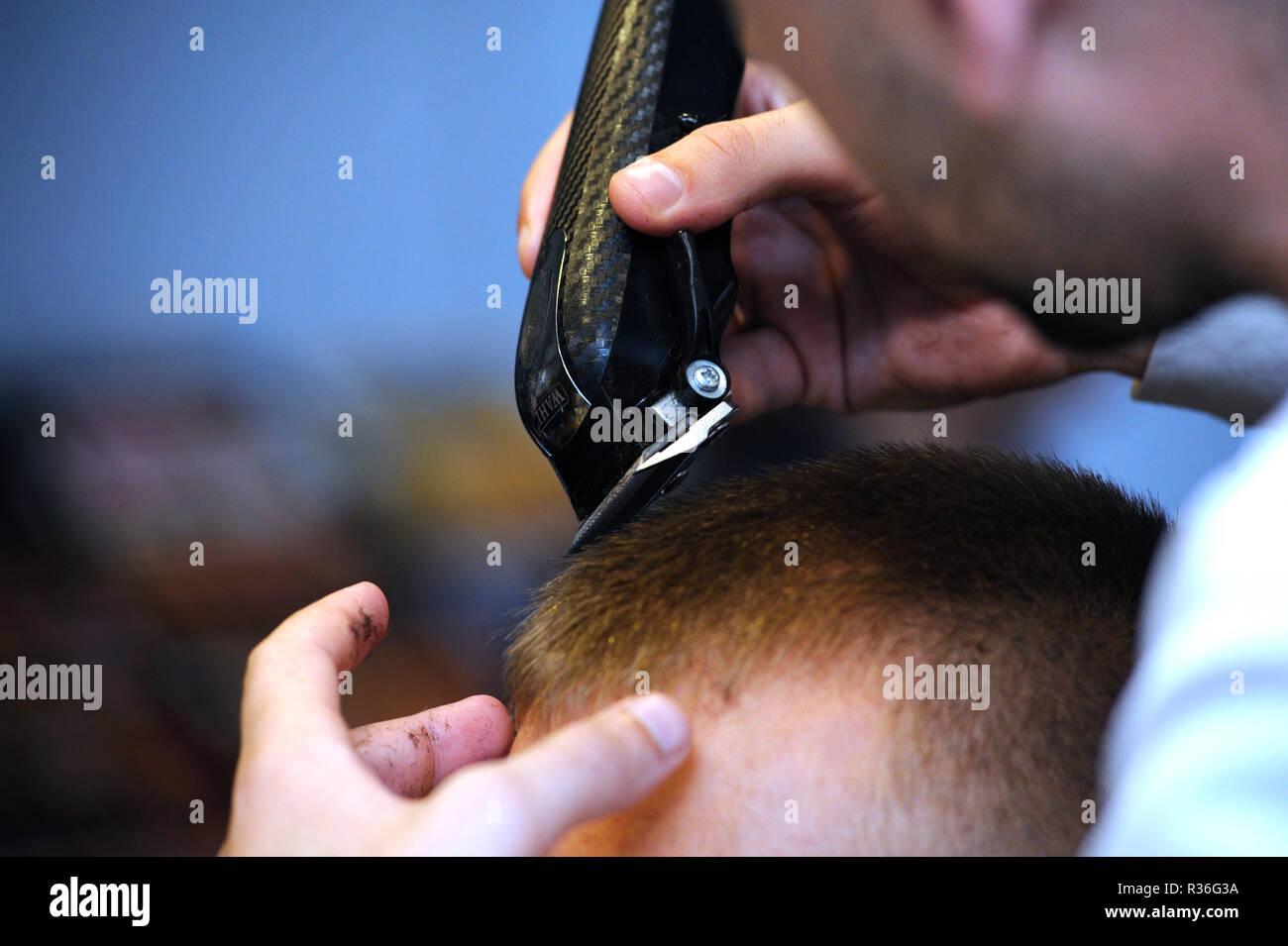 Lors d'un salon de coiffure. Coupe de cheveux coiffure du client avec un hairclipper. Kiev, Ukraine. 4 novembre, 2018 Banque D'Images