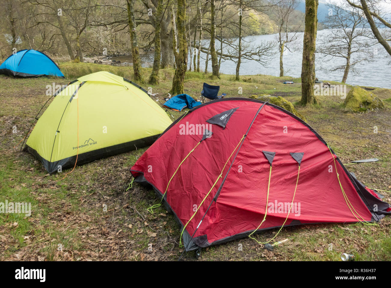 Le Loch Lomond - litière tentes abandonnées et l'équipement de camping sur la côte est au nord de Rowardennan juste en dehors de la zone de gestion de camping, Ecosse Banque D'Images
