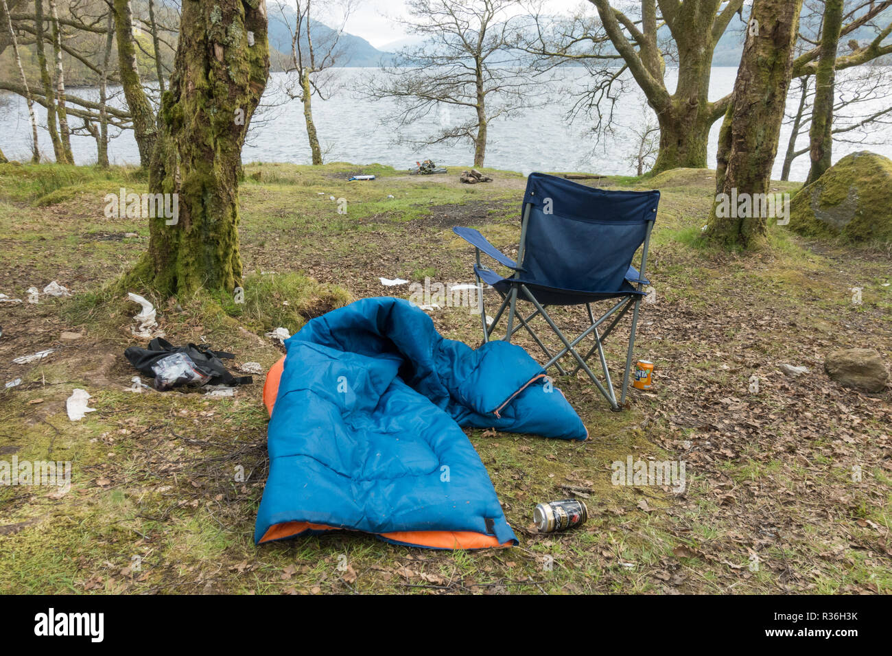 Le Loch Lomond - problèmes de litière de camping sauvage camping abandonnés - sac de couchage, de chaises, de détritus - on east shore juste en dehors de la zone de gestion de camping Banque D'Images