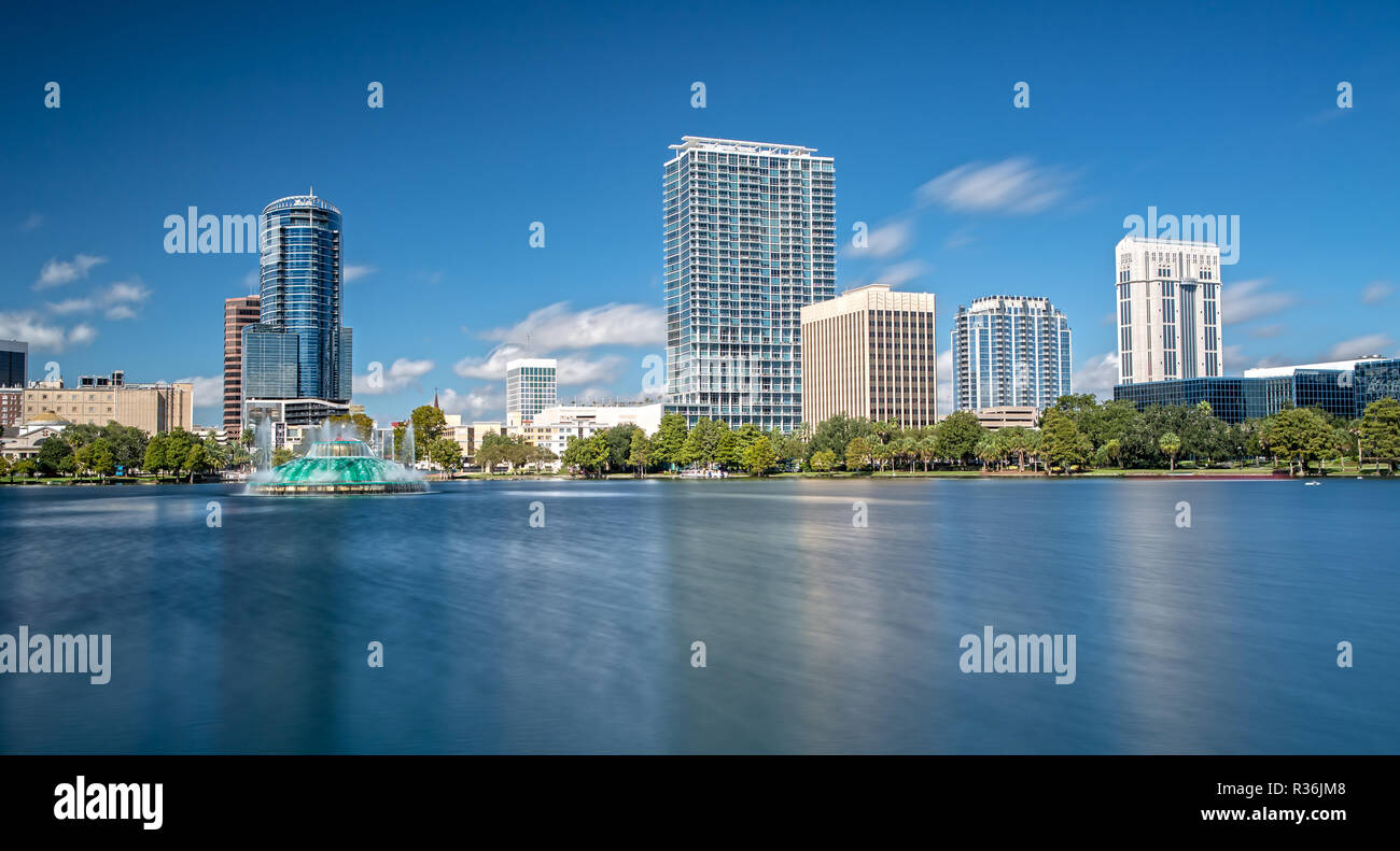 Le centre-ville d'Orlando du lac Eola Park sur une belle journée ensoleillée Banque D'Images