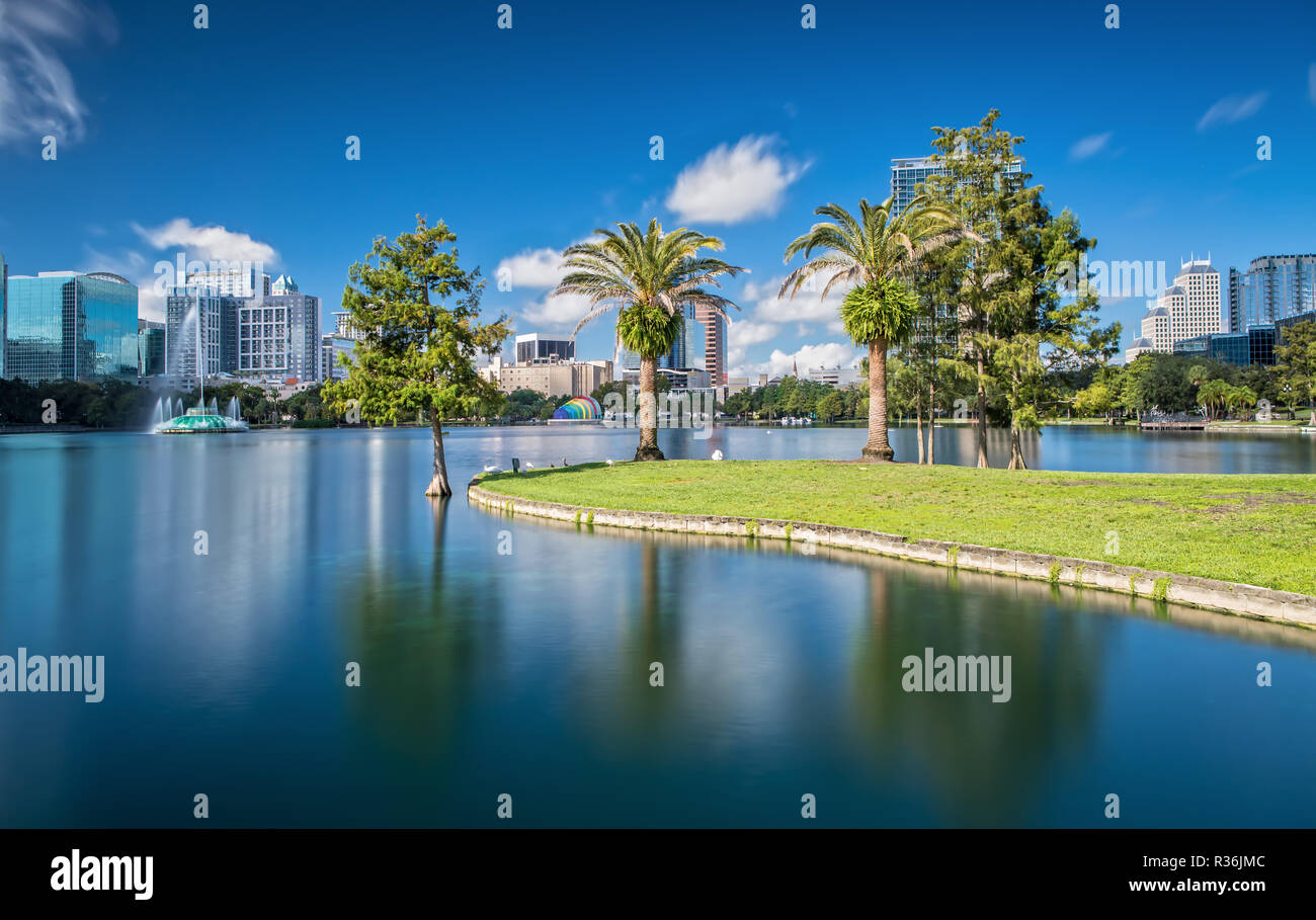 Le centre-ville d'Orlando du lac Eola Park sur une belle journée ensoleillée Banque D'Images