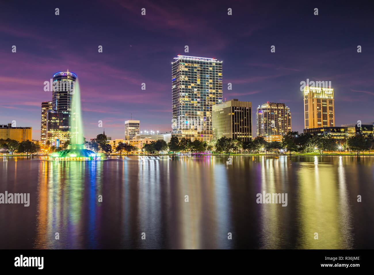Le centre-ville d'Orlando du lac Eola Park at Dusk Banque D'Images