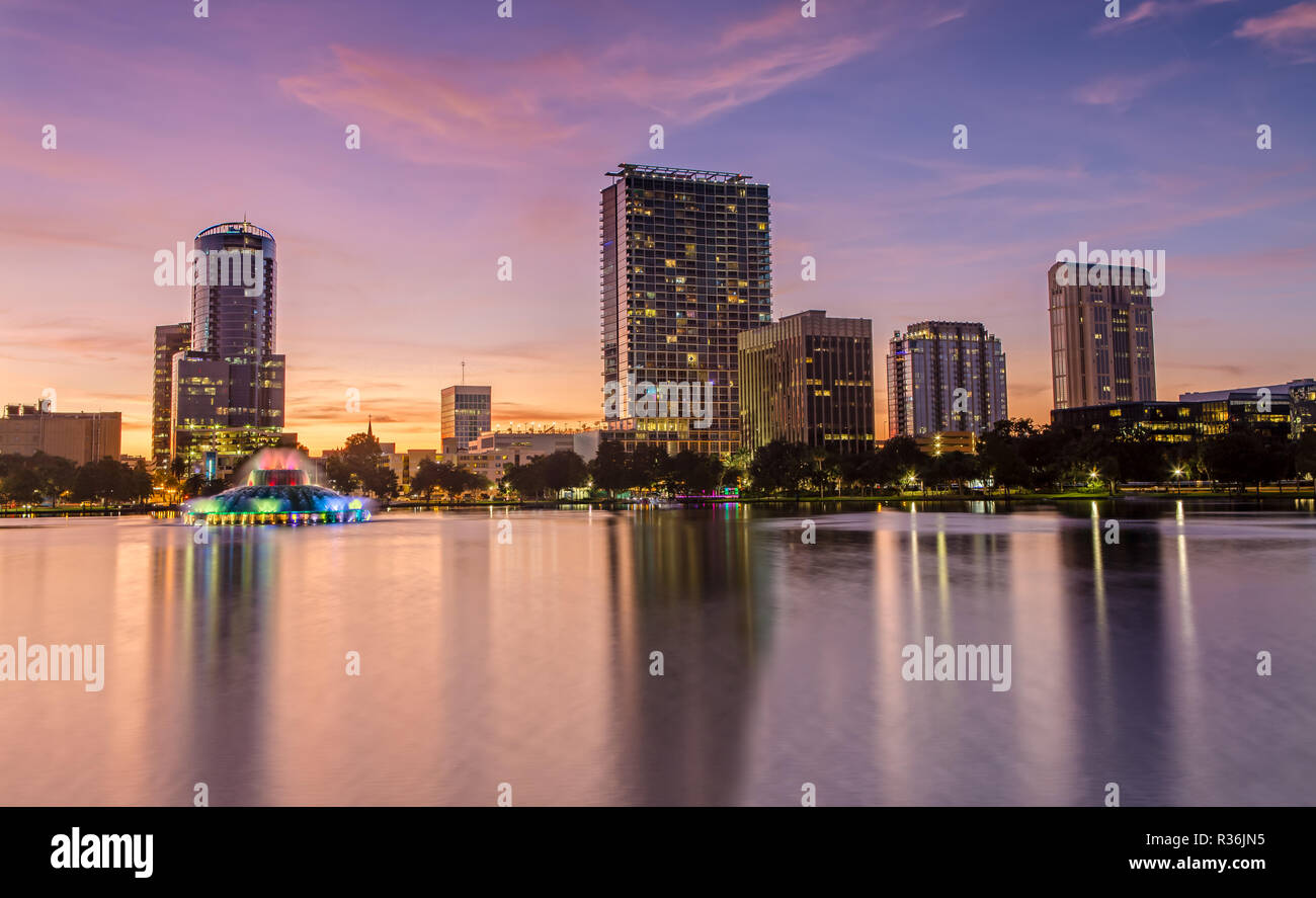 Le centre-ville d'Orlando du lac Eola Park at Dusk Banque D'Images