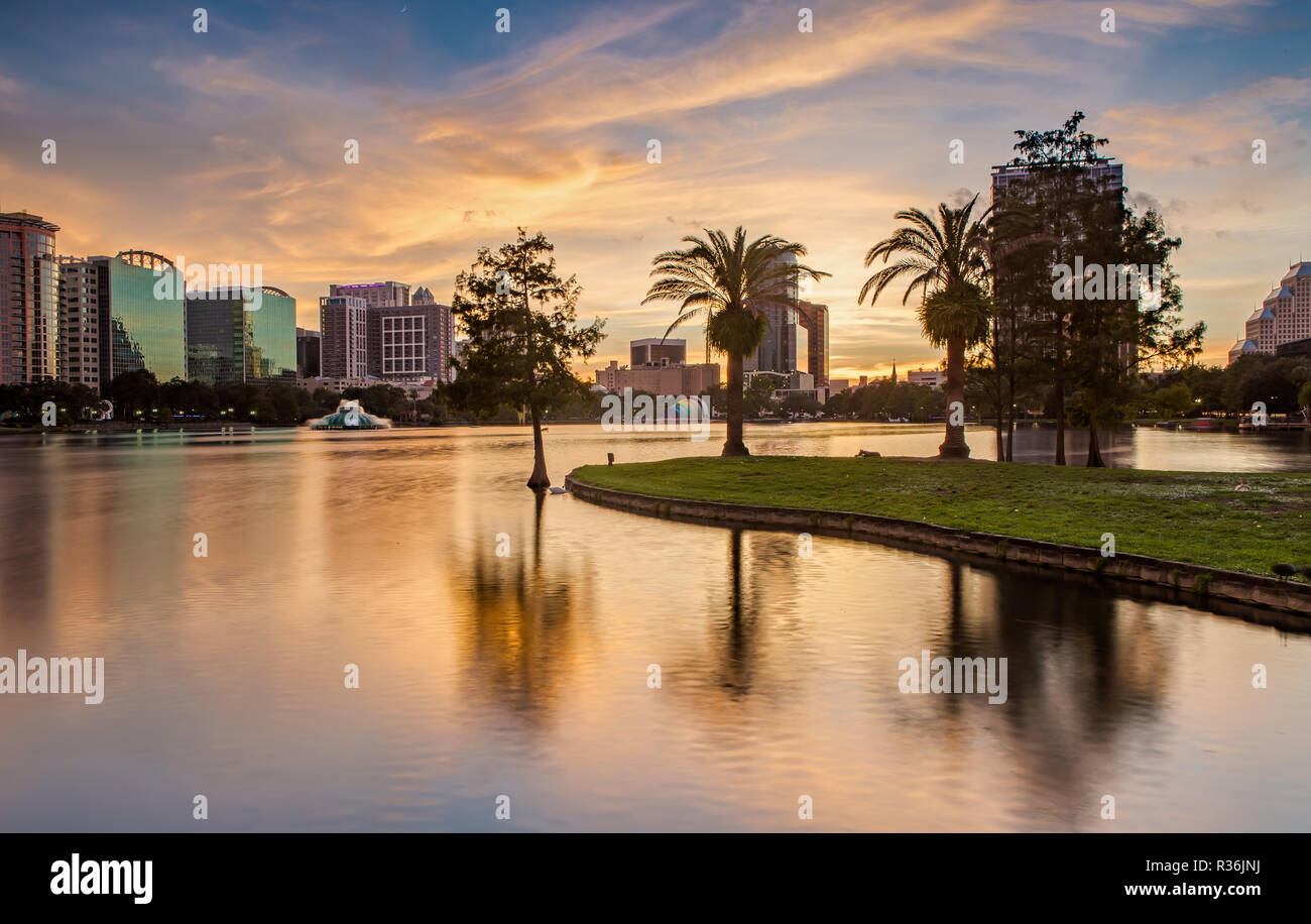 Le centre-ville d'Orlando du lac Eola Park au coucher du soleil Banque D'Images