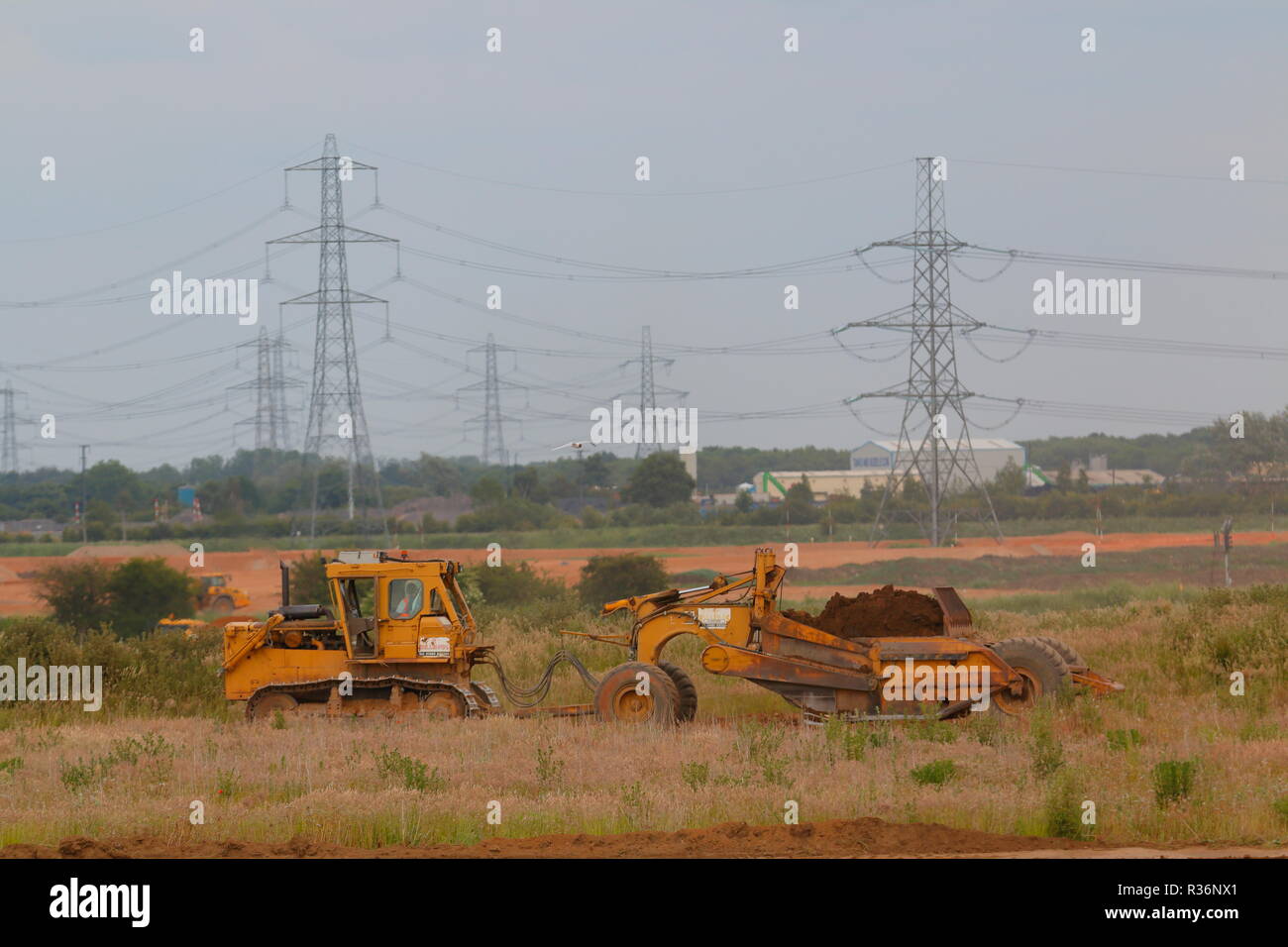 R Les décapeuses automotrices Caterpillar Billings dépose plus de fardeau sur les premières étapes de l'IPORT construction à Doncaster, dans le Yorkshire du Sud Banque D'Images