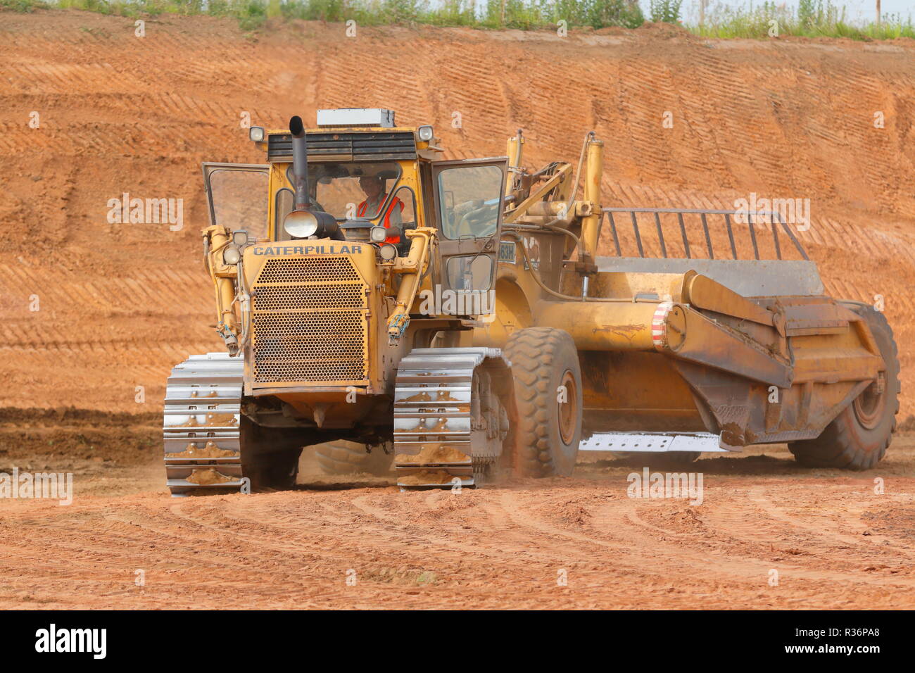 R Les décapeuses automotrices Caterpillar Billings dépose plus de fardeau sur les premières étapes de l'IPORT construction à Doncaster, dans le Yorkshire du Sud Banque D'Images