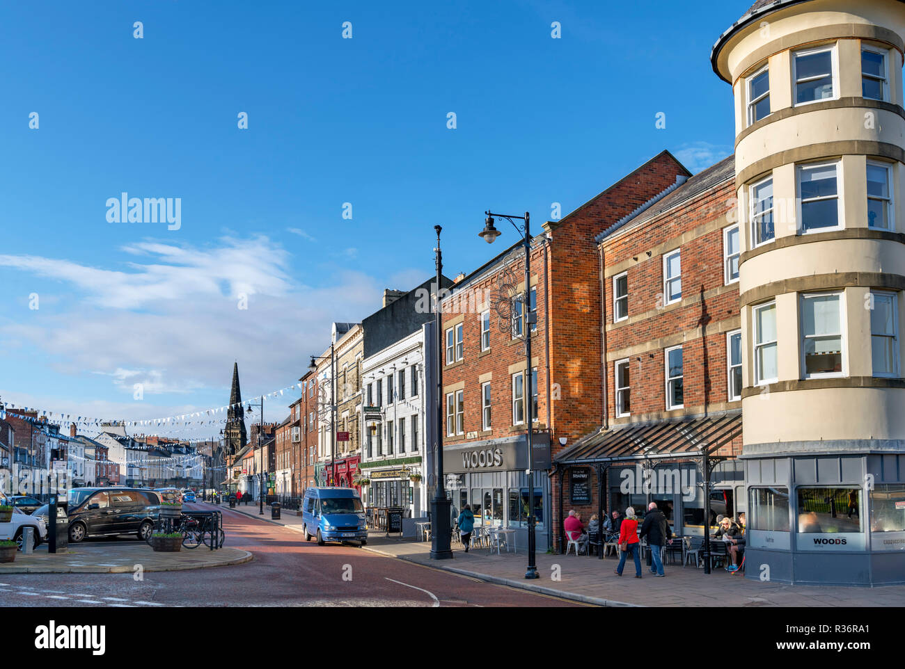 Boutiques sur Front Street, dans le centre-ville, à Tynemouth, Tyne et Wear, Angleterre, Royaume-Uni Banque D'Images