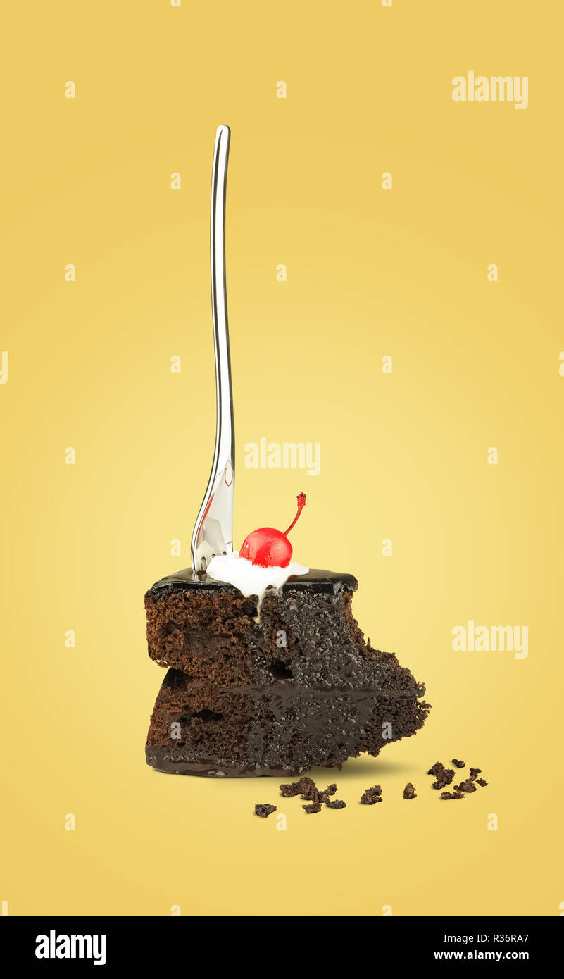 Gâteau cerise chocolat isolé avec la fourchette de retour sur fond jaune. Tarte au chocolat. Brownie de vol avec de la crème. Cherry cake au chocolat avec une fourchette. Banque D'Images