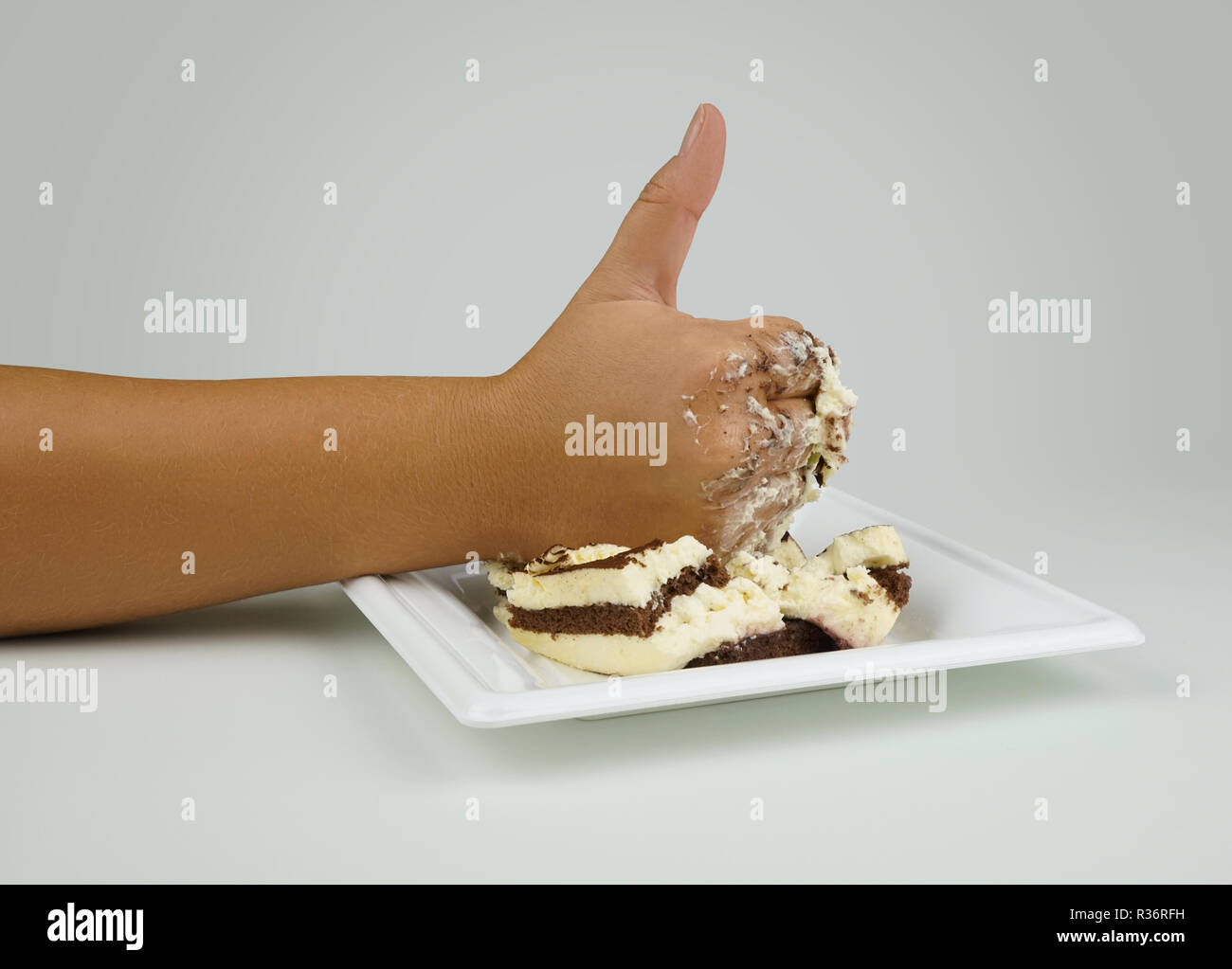 La Main Feminine Avec Doigt Vers Le Haut Thumbs Up Sur Fond De Gateau Delicieux Gateau Comme Le Gateau Gateau Au Chocolat A Rayures C Est Comme Concept Photo Stock Alamy