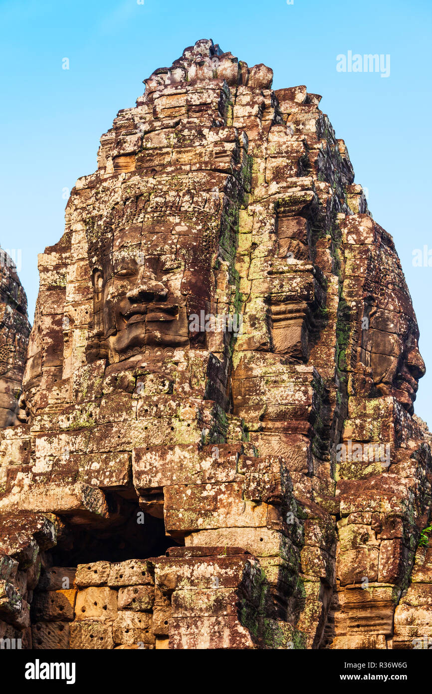 Visages de pierre au temple Bayon. Bayon est un célèbre temple Khmer à Angkor au Cambodge. Banque D'Images