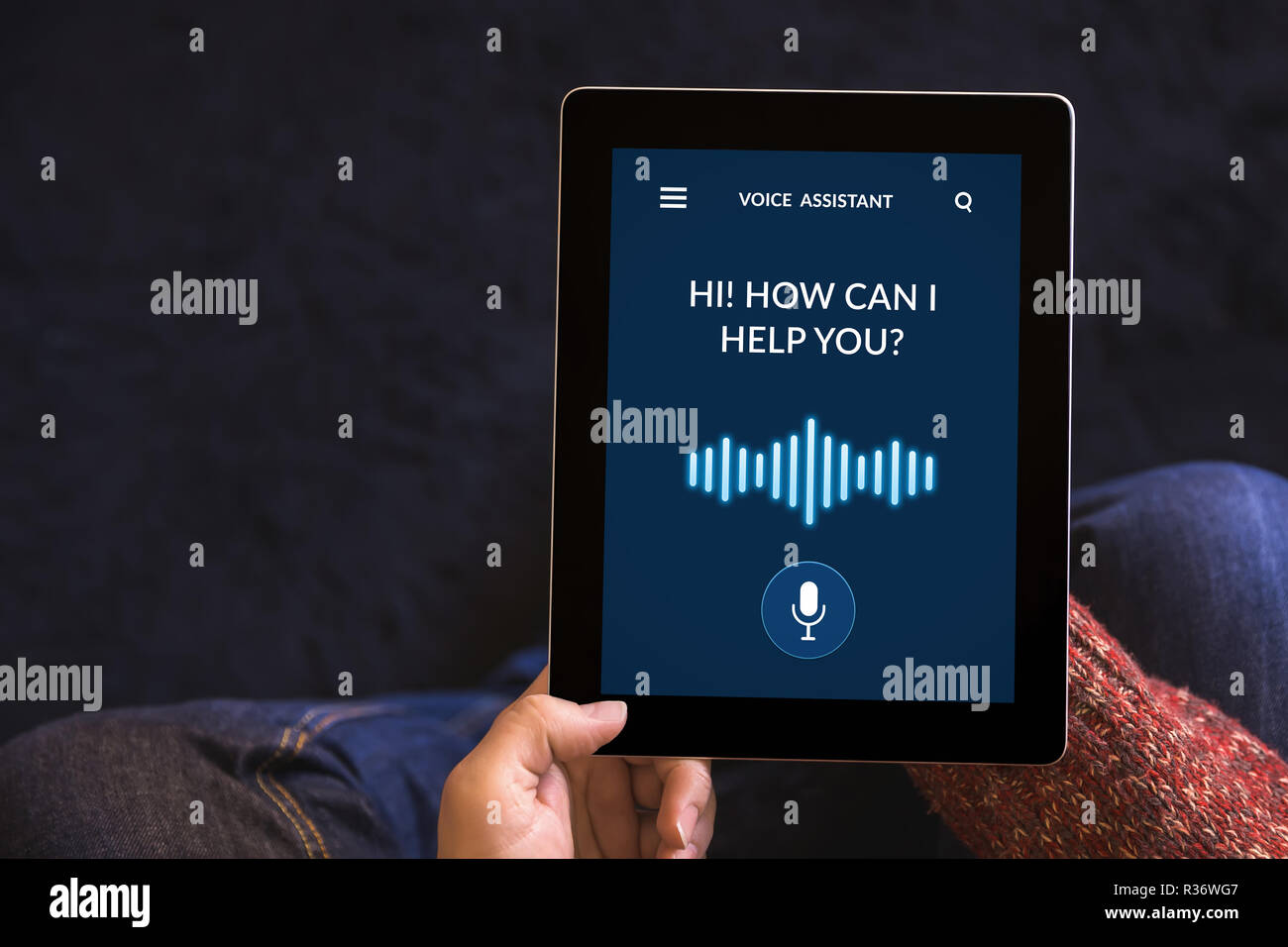 Hands holding digital tablet computer avec assistant vocal concept à l'écran. Tous les contenu de l'écran est conçu par moi. Vue d'en haut Banque D'Images