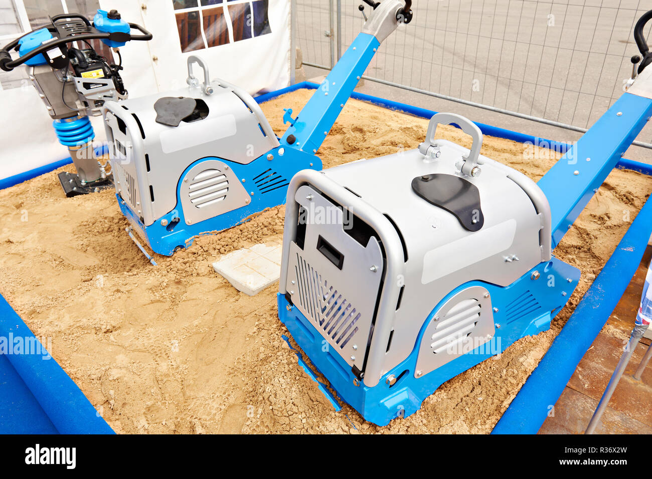 Compacteurs de plaque réversible diesel sur le sable en exposition Banque D'Images