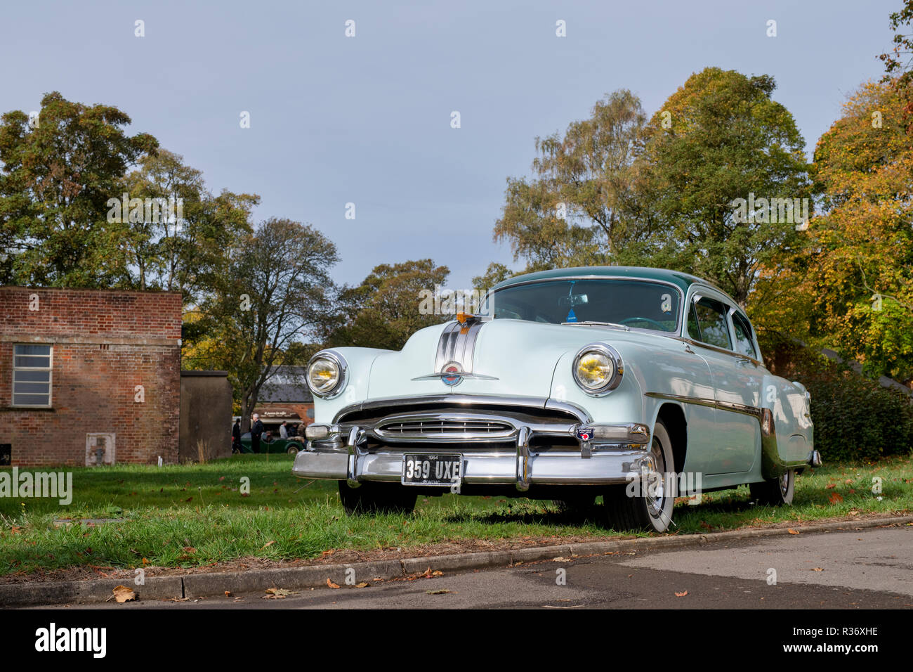 1954 Pontiac à Bicester heritage centre automne dimanche scramble event. , Bicester Oxfordshire, UK. Classic vintage American car Banque D'Images